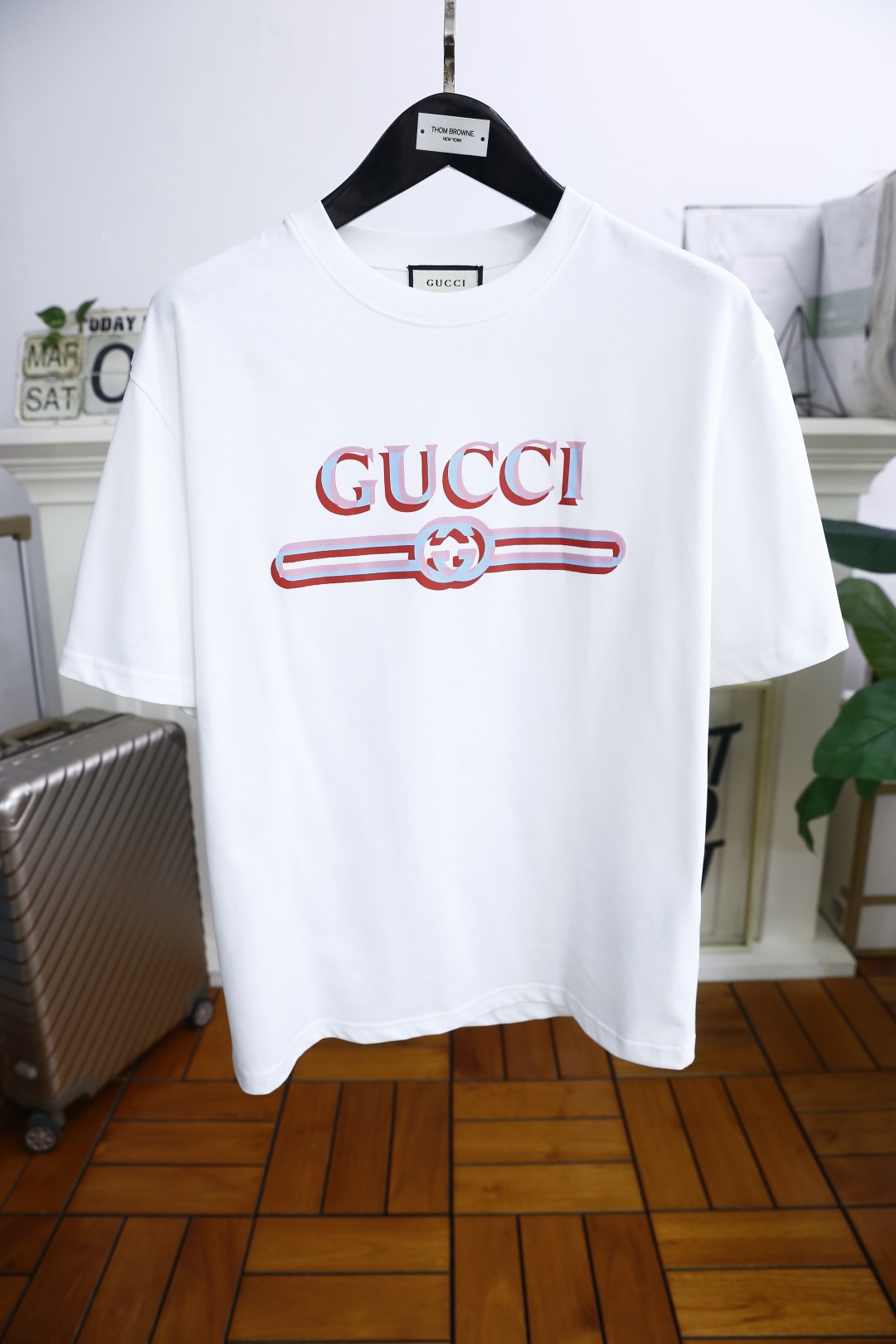 NO:138113,Gucci/Gu*ci. New 2025 summer model!  Fashionable and casual round neck short-sleeved fashion item design, more fashionable and comfortable, high-standard customization, very stylish upper body, luxurious classic letter LOGO pattern on the chest, customer-supplied auxiliary materials, imported high-end pure cotton fabric with very delicate texture, exquisite details and exquisite craftsmanship, extremely shaping item, can be matched with any fashion, super good style, a must-have item for trendy men. Counter code: M-3XL, shipped the next day!  ,gucci,T-shirt,alexander wang19860909古驰/Gu*ci. 2025夏季新款！时尚休闲圆领短袖时尚单品设计,更加时尚舒适,高标准定制,上身非常有型,胸前奢华经典字母LOGO图案 客供辅料,客供进口高档纯棉面料质感非常细腻,细节工艺精湛考究,塑造性极高的一款单品,任何时装都可以搭配,版型超级好 潮男必备单品 专柜码:M-3XL,隔天出货！,,gucci,T-shirt,alexander wang,Men's clothing