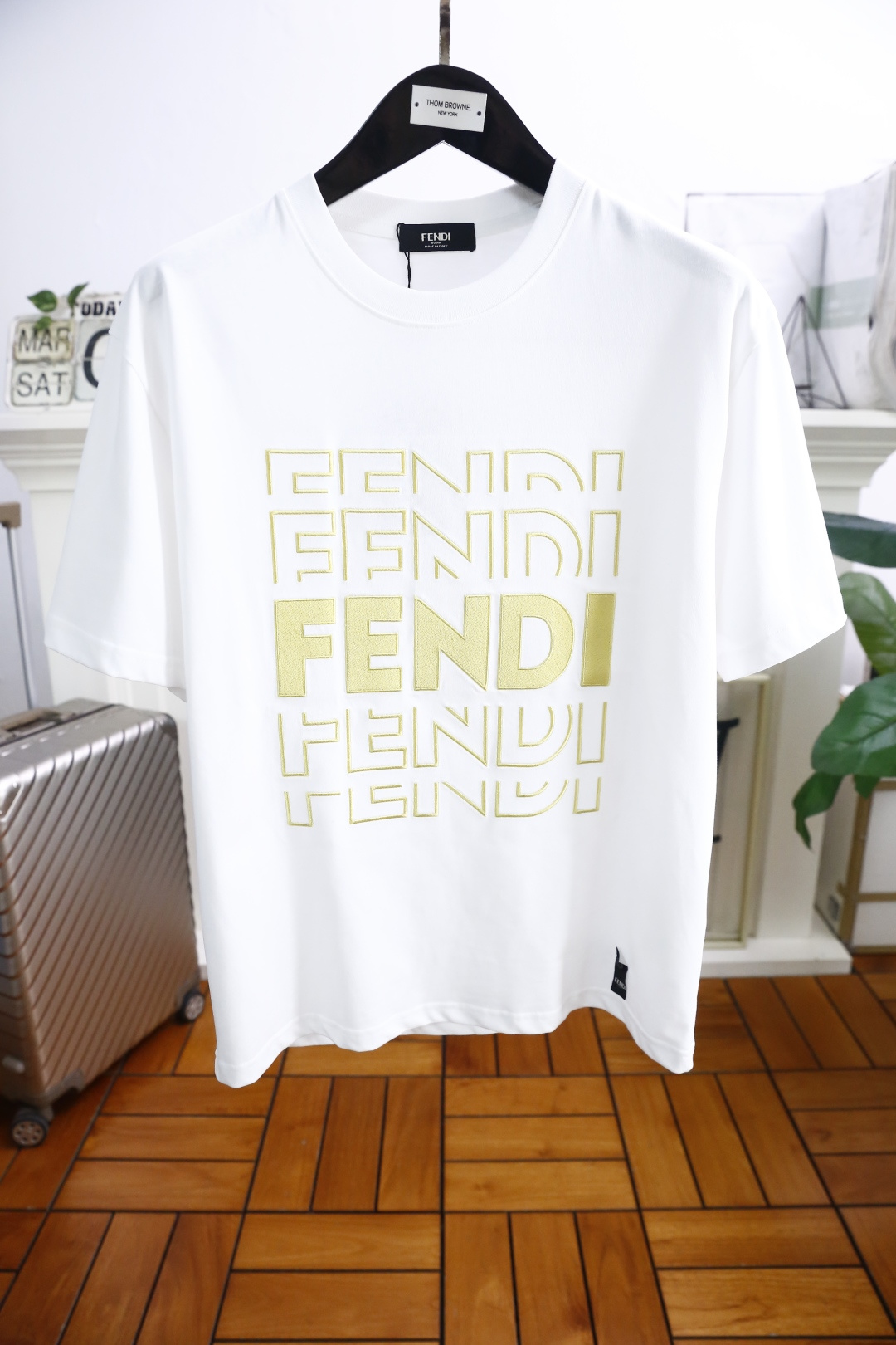 NO:136806,Fendi/Fe*di. The new summer products of men's round neck short sleeves, luxury brand letters LOGO logo on the chest, you can appreciate the youthfulness and fashion sense brought by this design!  The overall style is fashionable and trendy, using comfortable pure cotton fabric, soft, skin-friendly and breathable, and has a very crisp and drape. The upper body is fashionable and fashionable, and it is a must-have item for trendy men!  Counter size 48-56, shipped the next day!  ,fendi,T-shirt,alexander wang19860909芬迪/Fe*di. 夏季新品男士圆领短袖胸前奢华品牌字母LOGO标识标注上身就能体会这款设计带来的年轻与时尚感！整体时尚而有潮流,采用舒适纯棉面料 柔软亲肤透气 ,又有很好的挺括 垂感 上身时尚潮流色系,潮男必备单品！专柜尺码48-56,隔天出货！,,fendi,T-shirt,alexander wang,Men's clothing