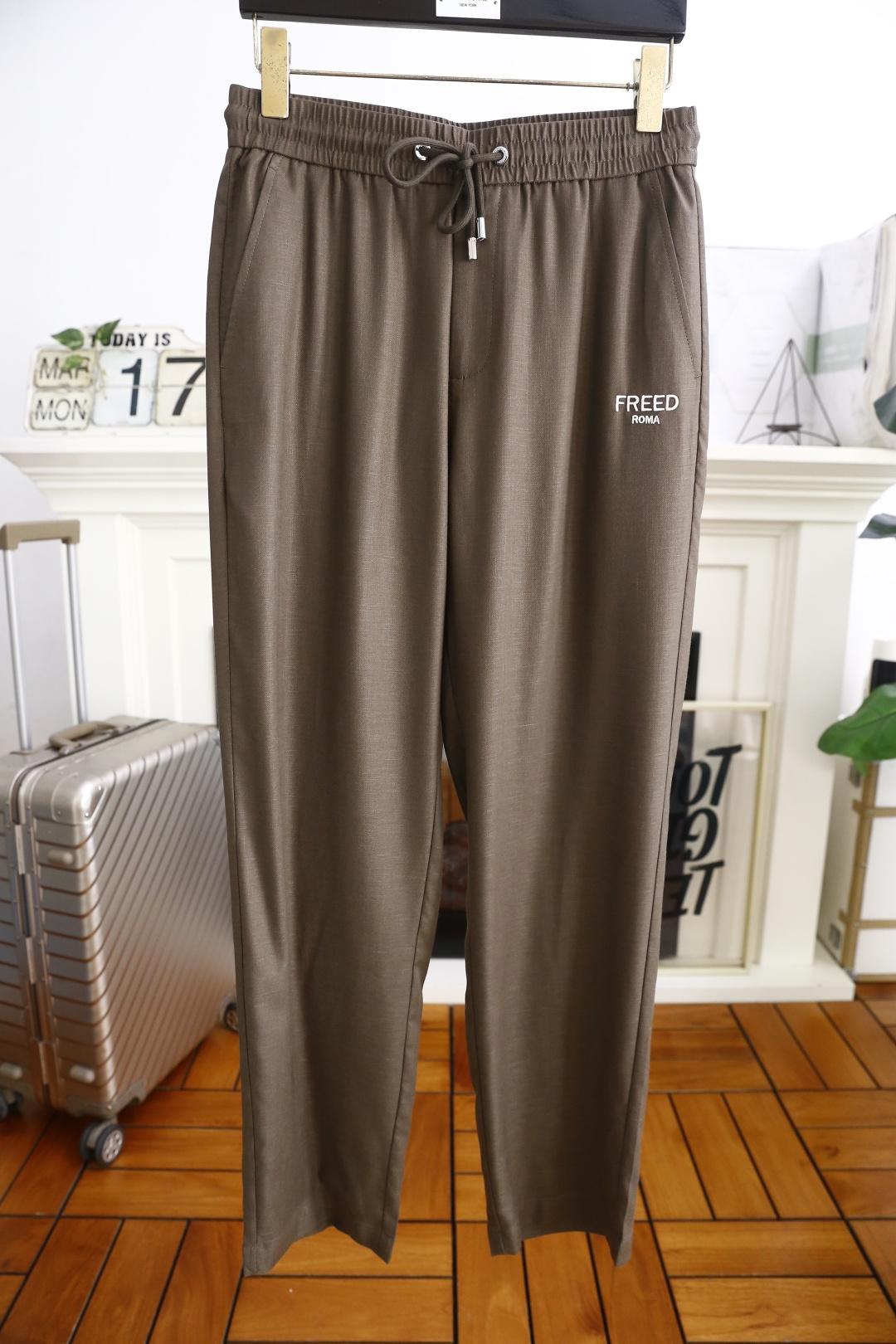 NO:136793,Fendi. New spring and summer fashion men's elastic waist casual pants!  Luxurious classic custom LOGO design!  It greatly improves matching. Combined style. The two sides are inserted into the bags. Comfortable and breathable fabric. Customer-supplied blended material. Skin-friendly, soft and breathable, with a good sense of wearing. All hardware and accessories are ordered. It is a must-have item in spring and summer!  The counter size is 30-38, and there are 35!  Shipping the next day!  ,fendi,alexander wang19860909芬迪. 春夏新品时尚男士松紧腰休闲裤！奢华经典定制LOGO设计！大大提升了搭配性 合体的版型 两侧插袋 采用舒适透气面料 客供混纺的材质 亲肤柔软透气,有着很好的穿着体感 五金辅料全品相订单,春夏必备单品！专柜尺码30-38,有35！隔天出货！,,fendi,alexander wang,Men's clothing
