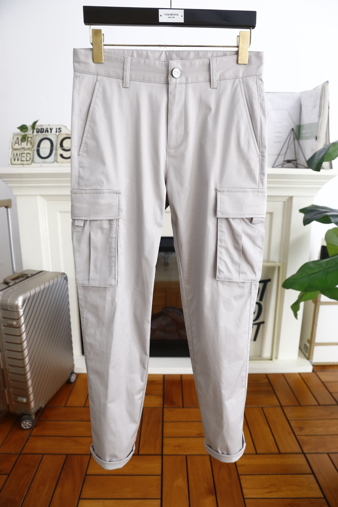 NO:138063,Dior/Christian Di*r. 25ss Spring and Summer New Original Men's Casual Pants!  Fashionable overall simple design, classic and versatile style without too much decoration. The main fabric and style are classic brand original logo as the highlight of details. The fabric is made of top-notch fabric, moderate thickness, skin-friendly on the upper body, breathable, and has a good sense of crispness. Orders of the whole quality!  Counter size 30-36, no 35!  Shipping the next day!  ,dior,alexander wang19860909迪奥/Christian Di*r. 25ss春夏新品原版男士休闲长裤！时尚整体简约的设计,经典百搭的款式 没有过多的装饰 主打面料与版型经典品牌原版LOGO作为细节亮点 面料采用顶级面料,厚度适中,上身亲肤 透气,能有很好的挺括感 全品相的订单！专柜尺码30-36,无35！隔天出货！,,dior,alexander wang,Men's clothing