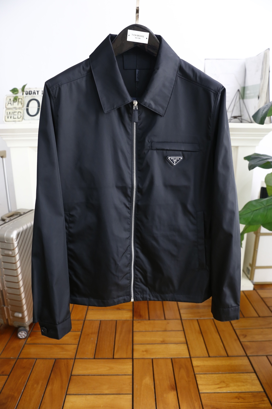 NO:138089,Pula*/Pr*da. New products for spring 2025!  Fashionable men's lapel jacket!  Comfortable and versatile, extremely popular item!  Complete three standards!  The original LOGO of the luxury classic brand is made of comfortable and breathable fabric, with a high-quality material, with very delicate texture, exquisite and exquisite detailing and exquisite auxiliary materials. All the accessories are provided by foreign merchants. It is a single item with extremely high shaping. The shape on the street is absolutely eye-catching, and it is an excellent equipment that can be selected from thousands of people!  Counter size M-2XL, shipped the next day!  ,,prada,jackets & coats,alexander wang19860909普拉*/Pr*da. 2025春季新品！时尚男士翻领夹克！舒适百搭,人气极高的一款单品！三标齐全！奢华经典品牌原版LOGO搭配采用舒适透气面料高克重材质,质感非常细腻,细节工艺精湛考究,辅料皆为外商客供,塑造性极高的一款单品,出街造型绝对招眼吸睛,万里挑一的绝佳装备！专柜尺码M-2XL,隔天出货！,,prada,jackets & coats,alexander wang,Men's clothing