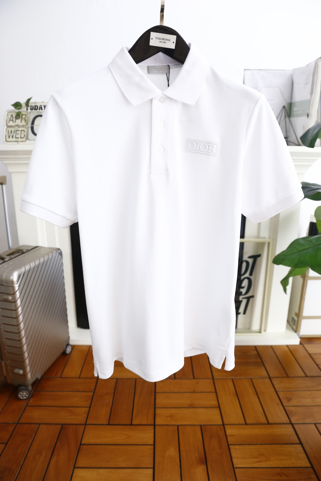 NO:138154,Dior/Christian D*or. 2025 summer new men's short-sleeved classic lapel POLO shirt!  Heavyweight stunning items, new style, elegant style, high street mixed and match tone with flavor, eye-catching and powerful work. The luxury brand's classic letter LOGO pattern design has rich visual effects, and the use of high-end soft and comfortable fabrics is particularly good in skin-friendly. The design concept of exquisite fashion and elegant perfectly interprets the urban male temperament counter size M-2XL, shipped the next day!  ,dior,T-shirt,alexander wang19860909迪奥/Christian D*or. 2025夏季新款男士短袖上市经典翻领POLO衫！重磅级尤物单品,新形态雅痞风格高街混搭腔调有味,吸睛有力之作.奢华品牌经典字母LOGO图案设计,视觉效果丰富,采用高档柔软舒适面料亲肤感特别好.赋予了时装精致和优雅的设计理念完美诠释都市型男气质专柜尺码M-2XL,隔天出货！,,dior,T-shirt,alexander wang,Men's clothing