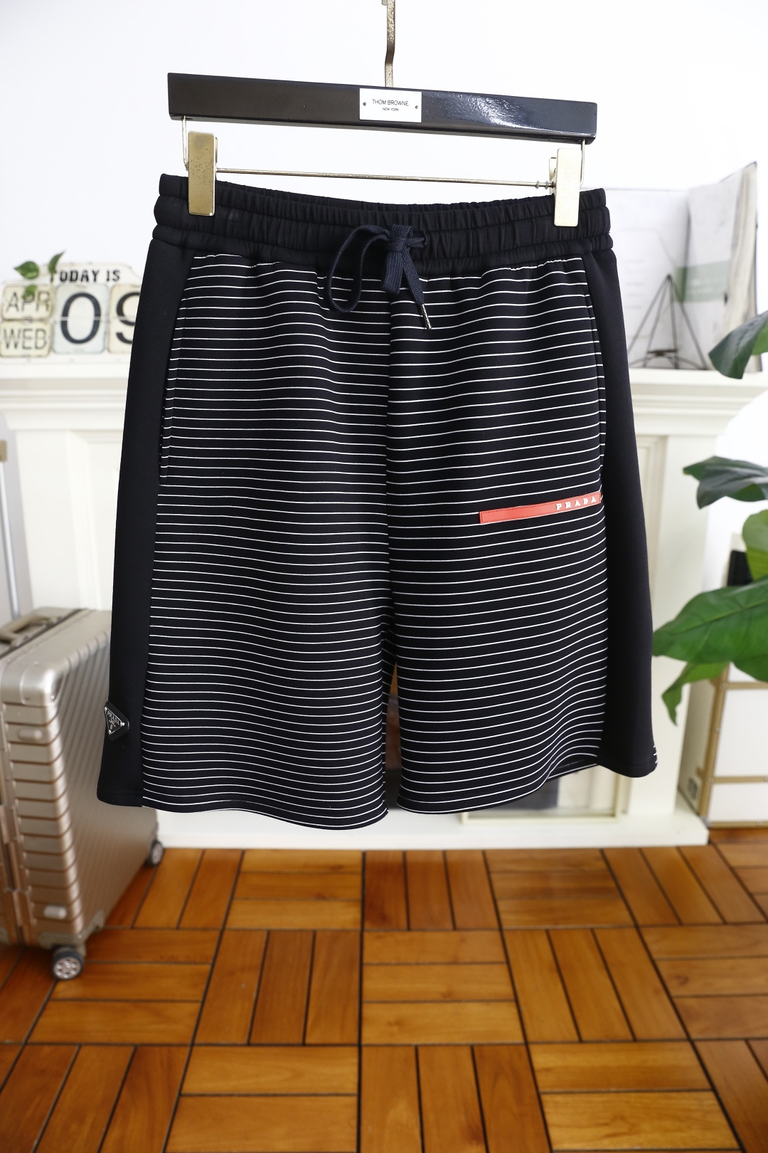 NO:138080,Pula*/Pra*a. 2025 summer men's new fashion casual shorts!  Classic striped design, classic and versatile style, no too much decoration, main fabric and style, elastic waist and insert pockets on both sides of the luxury brand LOGO as the highlight of details. The fabric is made of top-grade comfortable fabric, moderate thickness, skin-friendly on the upper body, breathable, and has a good sense of crispness. Orders of the full quality!  Counter size S-XL, shipped the next day!  ,,prada,prada,shorts,alexander wang19860909普拉*/Pra*a. 2025夏季男士新品时尚休闲短裤！经典条纹设计,经典百搭的款式 没有过多的装饰 主打面料与版型 松紧腰两侧插袋设计奢华品牌LOGO作为细节亮点 面料采用顶级舒适面料,厚度适中,上身亲肤 透气,能有很好的挺括感 全品相的订单！专柜尺码S-XL,隔天出货！,,prada,prada,shorts,alexander wang,Men's clothing