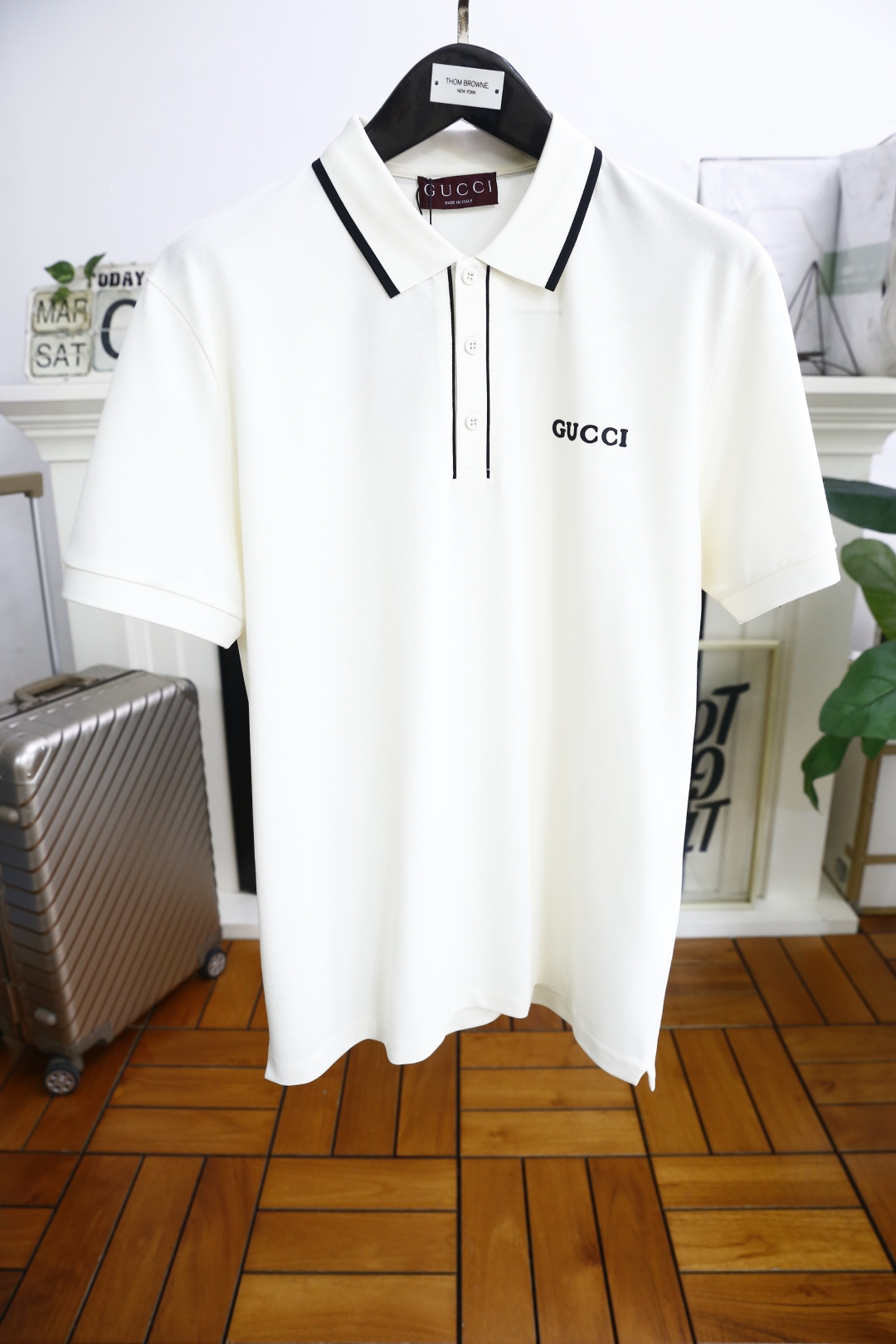 NO:138142,Gucci/Gu*ci. 2025 summer new product!  Classic fashion lapel polo short-sleeved fashion item design, more fashionable and comfortable, high-standard customization, very stylish on the upper body, luxurious brand classic LOGO pattern on the chest, customer-supplied auxiliary materials, imported high-end comfortable breathable fabric with very delicate texture, exquisite and exquisite detailing and exquisite accessories, all supplied by foreign customers, a very high shaping item, can be matched with any fashion, super good style, a must-have item for trendy men, counter size: 48-56, shipped the next day!  ,gucci,T-shirt,alexander wang19860909古驰/Gu*ci. 2025夏季新品！经典时尚翻领polo短袖时尚单品设计,更加时尚舒适,高标准定制,上身非常有型,胸前奢华品牌经典LOGO图案 客供辅料,采用进口高档舒适透气面料质感非常细腻,细节工艺精湛考究,辅料皆为外商客供,塑造性极高的一款单品,任何时装都可以搭配,版型超级好 潮男必备单品 专柜尺码:48-56,隔天出货！,,gucci,T-shirt,alexander wang,Men's clothing