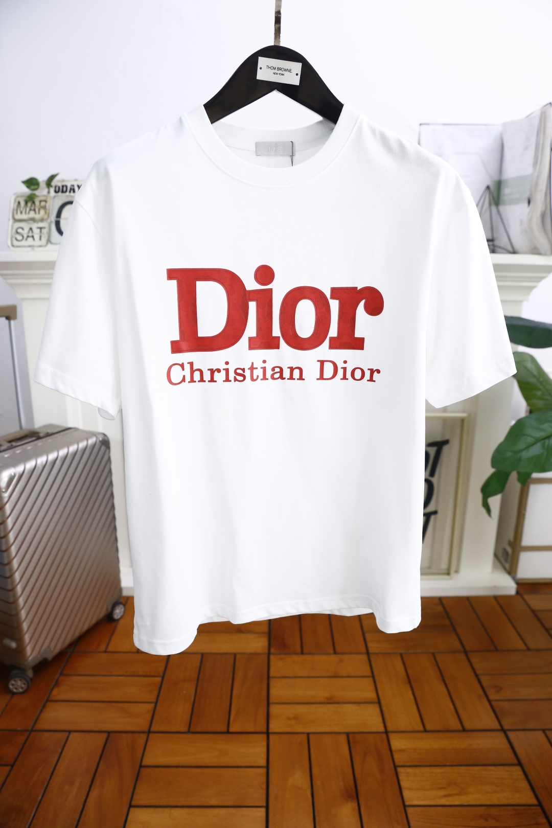 NO:138114,Dior/Christian Di*r. 2025 summer new model!  Fashionable and casual round neck short-sleeved fashion item design, more fashionable and comfortable, high-standard customization, very stylish upper body, luxurious classic brand letter LOGO pattern on the chest, customer-supplied auxiliary materials, customer-supplied imported high-end pure cotton fabric with very delicate texture, exquisite details and exquisite craftsmanship, extremely shaping item, can be matched with any fashion, super good style, a must-have item for trendy men. Counter code: M-3XL, shipped the next day!  ,dior,T-shirt,alexander wang19860909迪奥/Christian Di*r. 2025夏季新款！时尚休闲圆领短袖时尚单品设计,更加时尚舒适,高标准定制,上身非常有型,胸前奢华经典品牌字母LOGO图案 客供辅料,客供进口高档纯棉面料质感非常细腻,细节工艺精湛考究,塑造性极高的一款单品,任何时装都可以搭配,版型超级好 潮男必备单品 专柜码:M-3XL,隔天出货！,,dior,T-shirt,alexander wang,Men's clothing