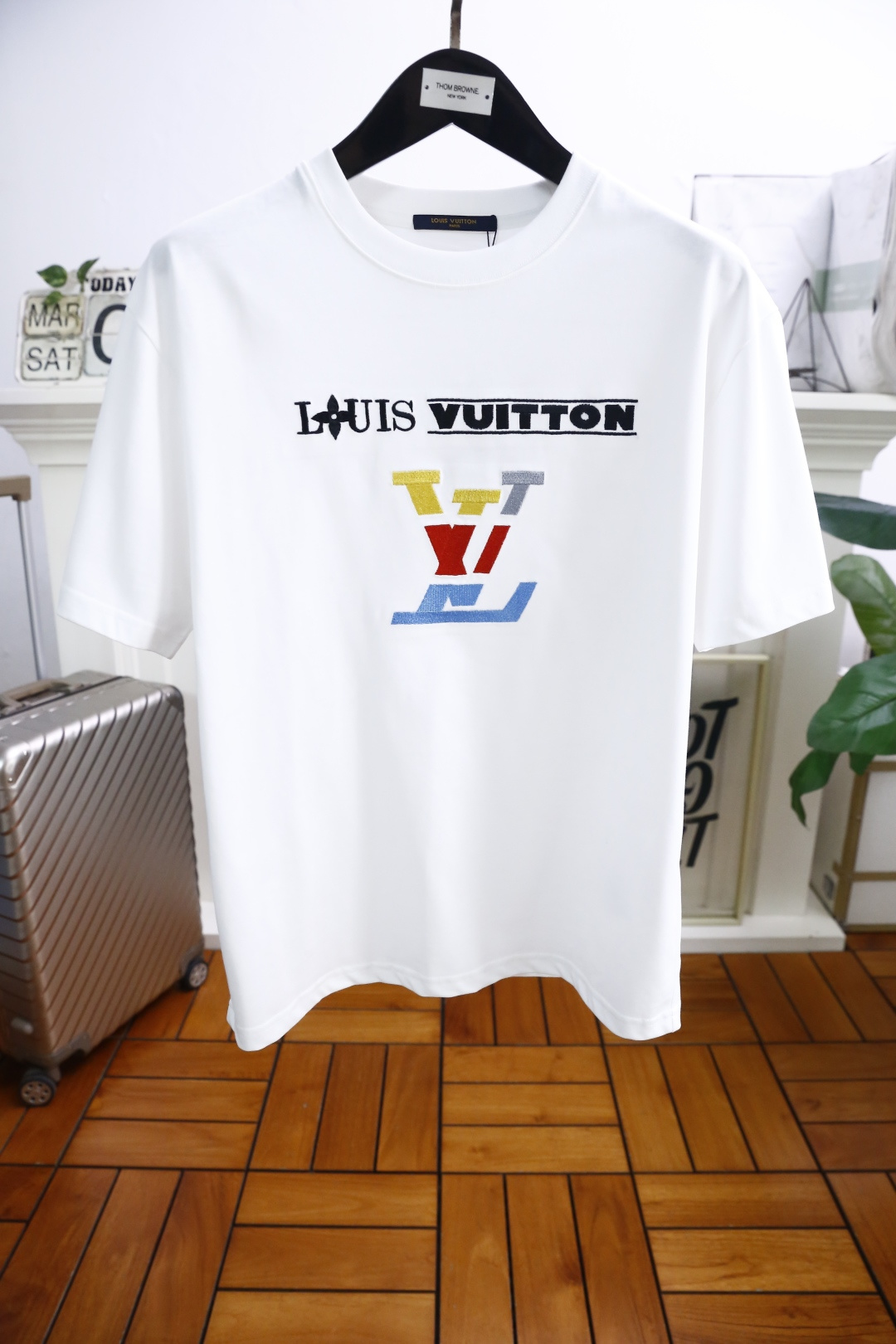 NO:138129,Louis Vuitt*n. 2025 summer new product for men's round neck short sleeves, luxury brand letters LOGO logo on the chest, you can appreciate the youthfulness and fashion sense brought by this design!  The overall style is fashionable and trendy, using comfortable pure cotton fabric, soft, skin-friendly and breathable, and has a very crisp and drape. The upper body is fashionable and fashionable, and it is a must-have item for trendy men!  Counter size 48-56, shipped the next day!  ,,louis vuitton,louis vuitton,T-shirt,alexander wang19860909路易威*/Louis Vuitt*n. 2025夏季新品男士圆领短袖胸前奢华品牌字母LOGO标识标注上身就能体会这款设计带来的年轻与时尚感！整体时尚而有潮流,采用舒适纯棉面料 柔软亲肤透气 ,又有很好的挺括 垂感 上身时尚潮流色系,潮男必备单品！专柜尺码48-56,隔天出货！,,louis vuitton,louis vuitton,T-shirt,alexander wang,Men's clothing