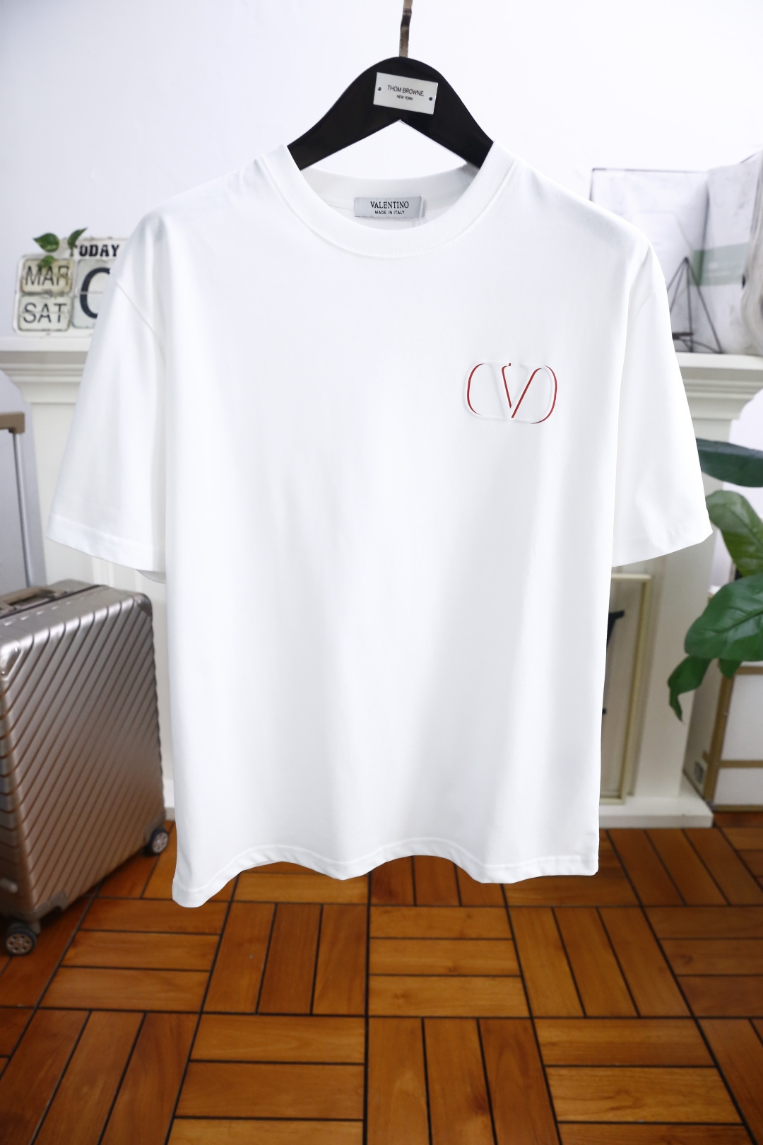 NO:138127,Valentino. 2025 summer new product for men's round neck short sleeve luxury classic brand letter LOGO logo to the upper body to experience the youthfulness and fashion sense brought by this design!  The overall style is fashionable and trendy, using comfortable pure cotton fabric, soft, skin-friendly and breathable, and has a very crisp and drape. The upper body is fashionable and fashionable, and it is a must-have item for trendy men!  Counter size 48-56, shipped the next day!  , valentino, T-shirt,alexander wang19860909华伦天奴. 2025夏季新品男士圆领短袖奢华经典品牌字母LOGO标识标注上身就能体会这款设计带来的年轻与时尚感！整体时尚而有潮流,采用舒适纯棉面料 柔软亲肤透气 ,又有很好的挺括 垂感 上身时尚潮流色系,潮男必备单品！专柜尺码48-56,隔天出货！,,valentino,T-shirt,alexander wang,Men's clothing