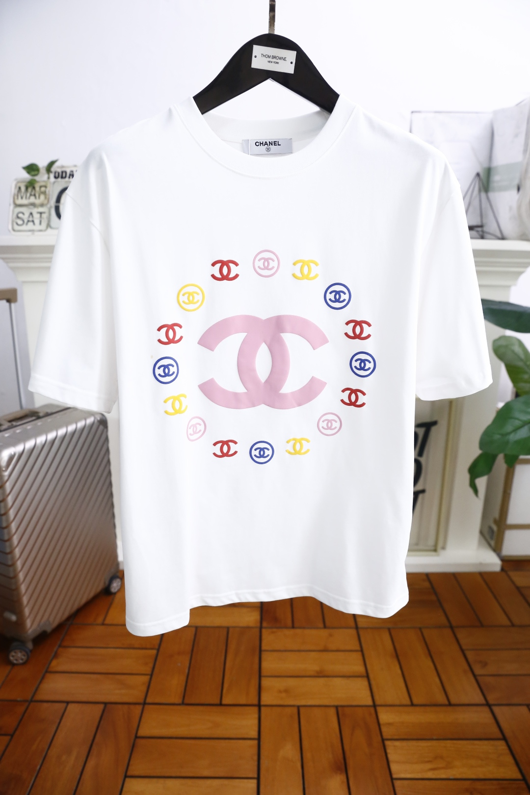 NO:138122,Chanel. New 2025 summer model!  Fashionable and casual round neck short-sleeved fashion item design, more fashionable and comfortable, high-standard customization, very stylish upper body, luxurious classic brand LOGO pattern on the chest, customer-supplied auxiliary materials, customer-supplied imported high-end pure cotton fabric with very delicate texture, exquisite details and exquisite craftsmanship, extremely shaping item, can be matched with any fashion, super good style, a must-have item for trendy men. Counter code: M-3XL, shipped the next day!  ,chanel,T-shirt,alexander wang19860909香奈儿. 2025夏季新款！时尚休闲圆领短袖时尚单品设计,更加时尚舒适,高标准定制,上身非常有型,胸前奢华经典品牌LOGO图案 客供辅料,客供进口高档纯棉面料质感非常细腻,细节工艺精湛考究,塑造性极高的一款单品,任何时装都可以搭配,版型超级好 潮男必备单品 专柜码:M-3XL,隔天出货！,,chanel,T-shirt,alexander wang,Men's clothing