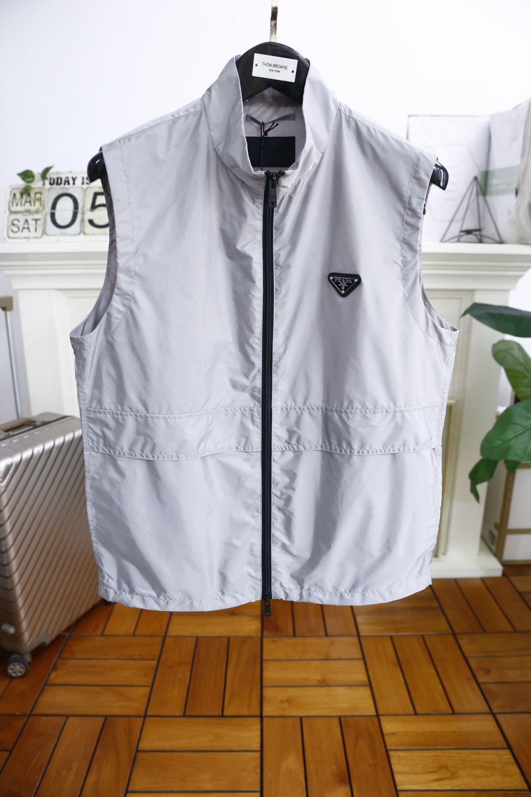 NO:138106,Pula*/Pra*a. 2025 spring and summer new product for men's business casual thin vest is simple and fashionable without losing the sense of detail, luxurious classic brand triangle letter LOGO design!  Every detail is exquisite and stylish, with a three-dimensional silhouette, and the upper body is very energetic!  Standard style!  The fabric is made of soft and delicate quick-drying fabric. It is a comfortable and comfortable upper body, crisp and stylish, and can be easily controlled by business and leisure! Counter sizes 48-56, shipped the next day!  ,prada,prada,alexander wang19860909普拉*/Pra*a. 2025春夏新品男士商务休闲薄款马甲简约时尚又不失细节感一款,奢华经典品牌三角标字母LOGO设计！每一处细节都精致有型 立体廓型感,上身超显精神！标准的版型！面料采用柔软细腻速干面料 上身亲肤舒适,挺括有型,商务休闲都能很好驾驭的一款! 专柜尺码48-56,隔天出货！,,prada,prada,alexander wang,Men's clothing