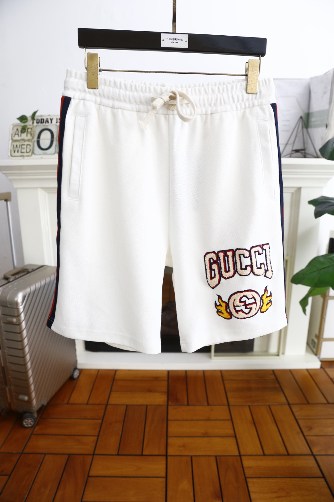 NO:138071,Gucci/Gu*ci. 2025 summer new product fashionable casual shorts!  Comfortable fabrics are used to have excellent skin-friendly feel. Simple and casual styles create a fashionable single item that is both casual and personalized. Luxury classic brand letter logo design. Taste and value sharing. It is very comfortable to wear. Low-key and luxurious. It is very classy when worn. There is no need to say much about the trouser style and cutting. The upper body is exquisite and vivid. It is truly first-class and top-quality. It is a real palace-level casual shorts. The upper body is absolutely stylish. Extremely luxurious. It is full of personality, atmospheric and versatile. It is a must-have when going out!  Size S-XL, shipped the next day!  ,gucci,shorts,alexander wang19860909古驰/Gu*ci. 2025夏季新品时尚休闲短裤！采用舒适面料亲肤感极佳 简约休闲款式打造休闲与个性兼备的时髦单品奢华经典品牌字母logo设计 品味与价值共享 身穿着非常舒适 低调不失奢华 穿出去非常有档次 裤型款式和裁剪亦无需多言 上身精致跃然.真正一等一顶级质料 真正殿堂级的休闲短裤 上身绝对的有型 极度奢华 个性十足,大气且百搭,出街必备！尺码S-XL,隔天出货！,,gucci,shorts,alexander wang,Men's clothing