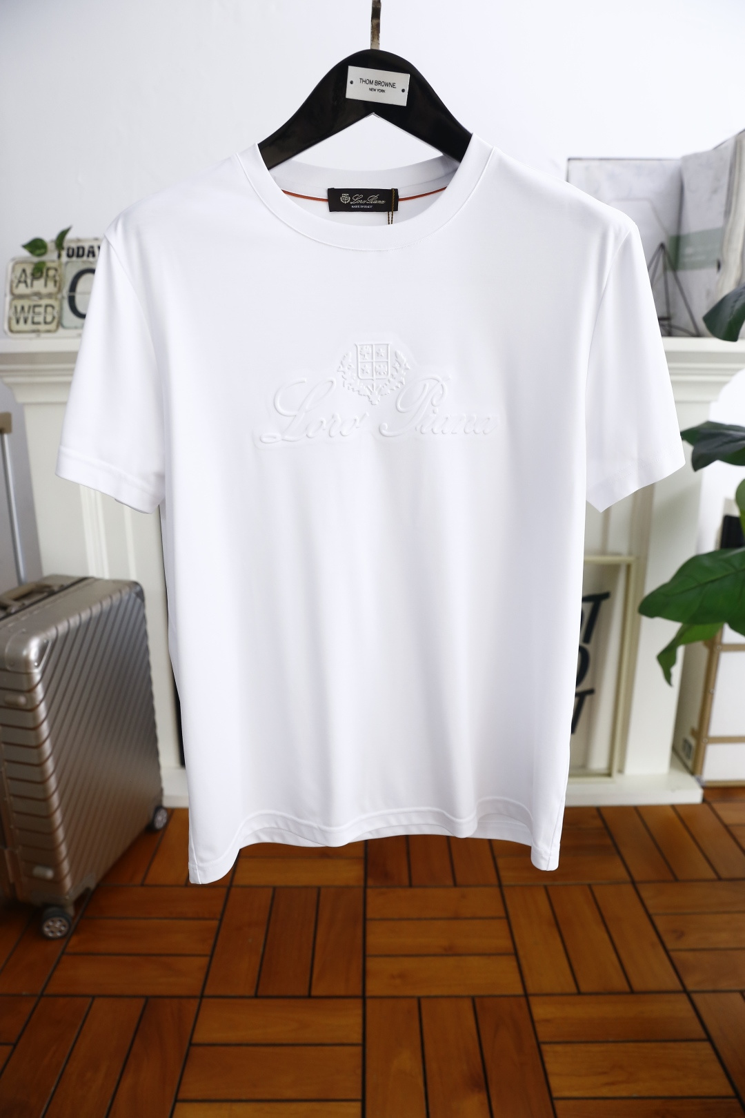 NO:138147,LP. 2025 summer new product fashionable round neck short sleeve high-end custom versatile style!  More practical, anyone can easily control it. It adopts classic comfortable and breathable fabric craftsmanship. The original letter logo design of the luxury classic brand is very high-end and must be entered if you understand the goods!  The style and tailoring are slim styles, which are very exquisite, showing aura and highlighting the exquisiteness of business men. This is the unique feature, the right slim fit, and the upper body effect is very good!  Complete three standards!  Counter size 48-56, shipped the next day!  ,loro piana,T-shirt,alexander wang19860909LP. 2025夏季新品时尚圆领短袖高级定制百搭款式！更有实用感 任何人都可以轻松驾驭 采用经典舒适透气面料工艺 奢华经典品牌原版字母logo设计,非常显档次懂货的必须入！版型剪裁属于修身款 非常精致,显气场,又会凸显商务男士的精致,这就是独到之处,恰到好处的修身,上身效果非常赞！三标齐全！专柜尺码48-56,隔天出货！,,loro piana,T-shirt,alexander wang,Men's clothing