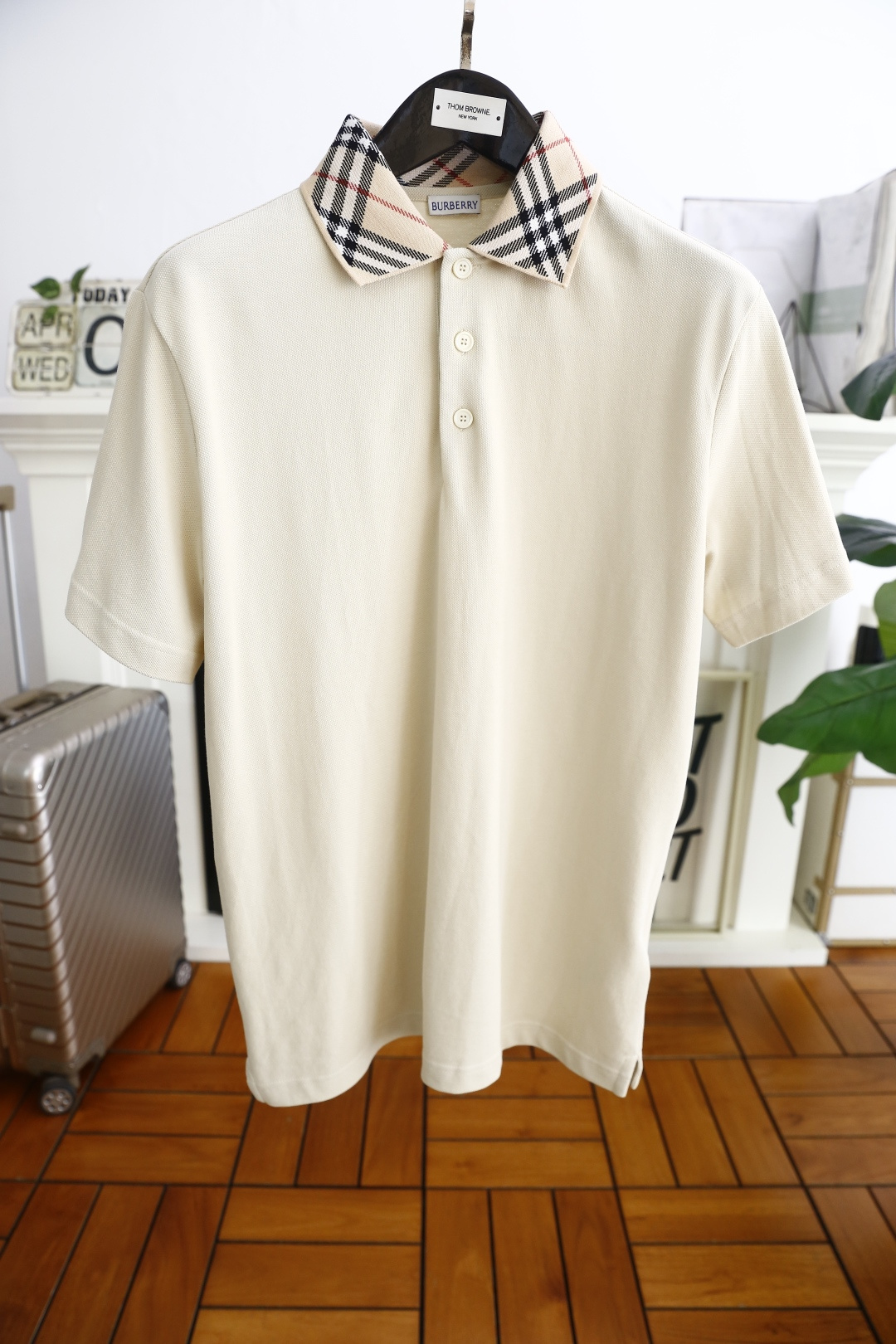 NO:140860,Burberry/Burbe*ry. Bur summer new product classic fashion lapel polo short-sleeved fashion item design, more fashionable and comfortable, high-standard customization, very stylish upper body, luxury brand classic letter LOGO pattern customer-supplied auxiliary materials, customer-supplied imported high-end fine Judy fabric has very delicate texture, exquisite details and exquisite craftsmanship, all accessories are supplied by foreign merchants, a very high shaping item, can be matched with any fashion, super good style, a must-have item for trendy men, counter size: M-2XL, shipped the next day!  ,burberry,burberry,T-shirt,alexander wang19860909巴宝丽/Burbe*ry. Bur夏季新品经典时尚翻领polo短袖时尚单品设计,更加时尚舒适,高标准定制,上身非常有型,奢华品牌经典字母LOGO 图案 客供辅料,客供进口高档加细朱迪面料质感非常细腻,细节工艺精湛考究,辅料皆为外商客供,塑造性极高的一款单品,任何时装都可以搭配,版型超级好 潮男必备单品 专柜尺码:M-2XL,隔天出货！,,burberry,burberry,T-shirt,alexander wang,Men's clothing