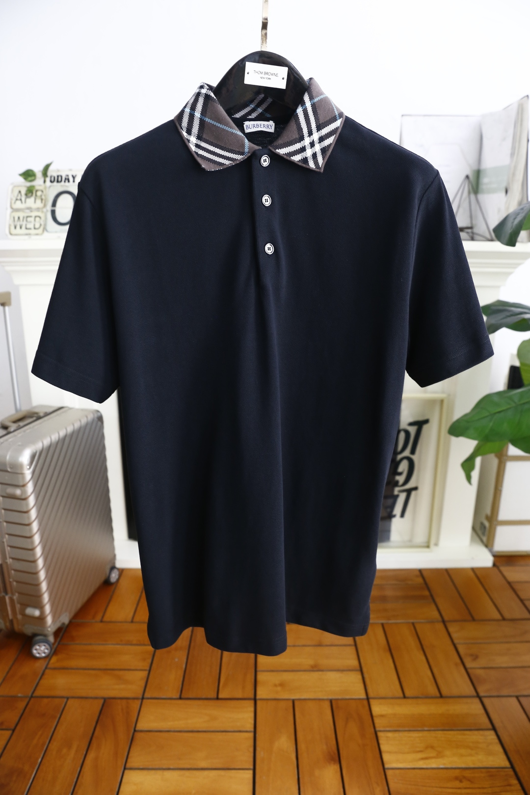 NO:138153,Burberry/Burbe*ry. 2025Bur summer new product classic fashion lapel polo short-sleeved fashion item design, more fashionable and comfortable, high-standard customization, very stylish upper body, luxury brand classic letter LOGO pattern customer-supplied auxiliary materials, customer-supplied imported high-end fine Judy fabric has very delicate texture, exquisite and exquisite detailing and exquisite accessories, all supplied by foreign merchants, a very high shaping item, can be matched with any fashion, super good style, a must-have item for trendy men. Counter size: M-2XL, shipped the next day!  ,burberry,burberry,T-shirt,alexander wang19860909巴宝丽/Burbe*ry. 2025Bur夏季新品经典时尚翻领polo短袖时尚单品设计,更加时尚舒适,高标准定制,上身非常有型,奢华品牌经典字母LOGO 图案 客供辅料,客供进口高档加细朱迪面料质感非常细腻,细节工艺精湛考究,辅料皆为外商客供,塑造性极高的一款单品,任何时装都可以搭配,版型超级好 潮男必备单品 专柜尺码:M-2XL,隔天出货！,,burberry,burberry,T-shirt,alexander wang,Men's clothing