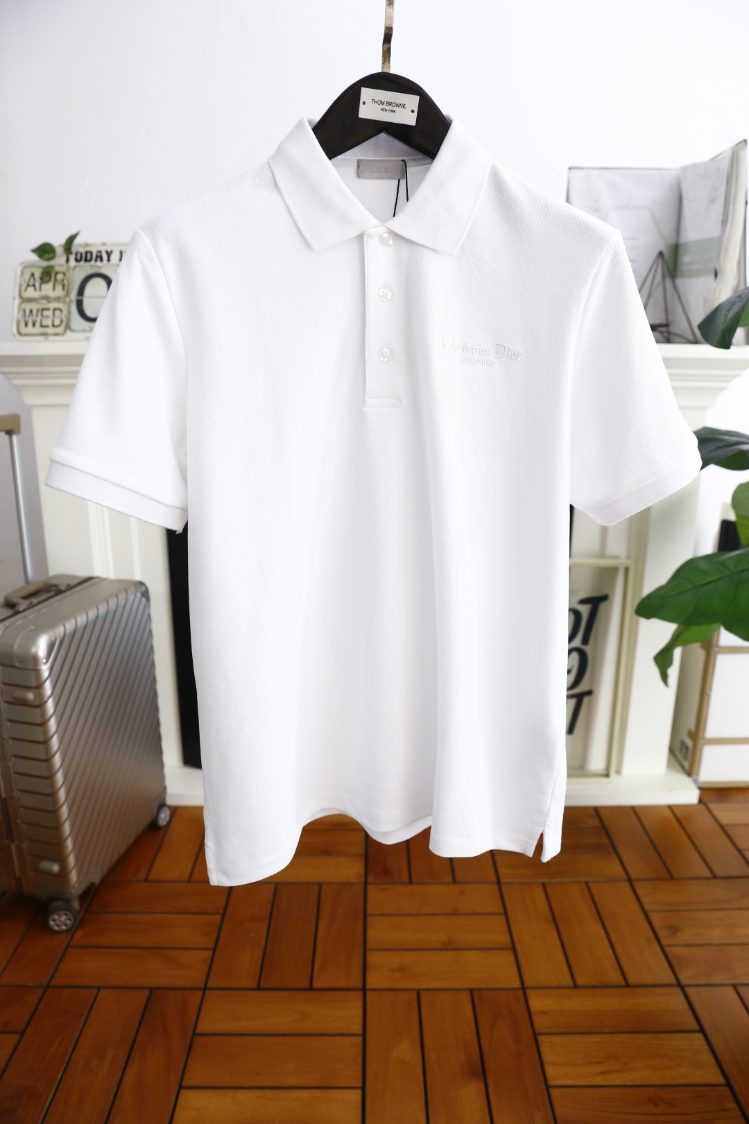 NO:140866,Dior/Christian D*or. New in summer!  Classic fashion lapel polo short-sleeved fashion item design, more fashionable and comfortable, high-standard customization, very stylish on the upper body, luxurious brand classic LOGO pattern on the chest, customer-supplied auxiliary materials, imported high-end comfortable breathable fabric with very delicate texture, exquisite and exquisite detailing and exquisite accessories, all supplied by foreign customers, a very high shaping item, can be matched with any fashion, super good style, a must-have item for trendy men, counter size: M-2XL, shipped the next day!  ,dior,T-shirt,alexander wang19860909迪奥/Christian D*or. 夏季新品！经典时尚翻领polo短袖时尚单品设计,更加时尚舒适,高标准定制,上身非常有型,胸前奢华品牌经典LOGO图案 客供辅料,采用进口高档舒适透气面料质感非常细腻,细节工艺精湛考究,辅料皆为外商客供,塑造性极高的一款单品,任何时装都可以搭配,版型超级好 潮男必备单品 专柜尺码:M-2XL,隔天出货！,,dior,T-shirt,alexander wang,Men's clothing