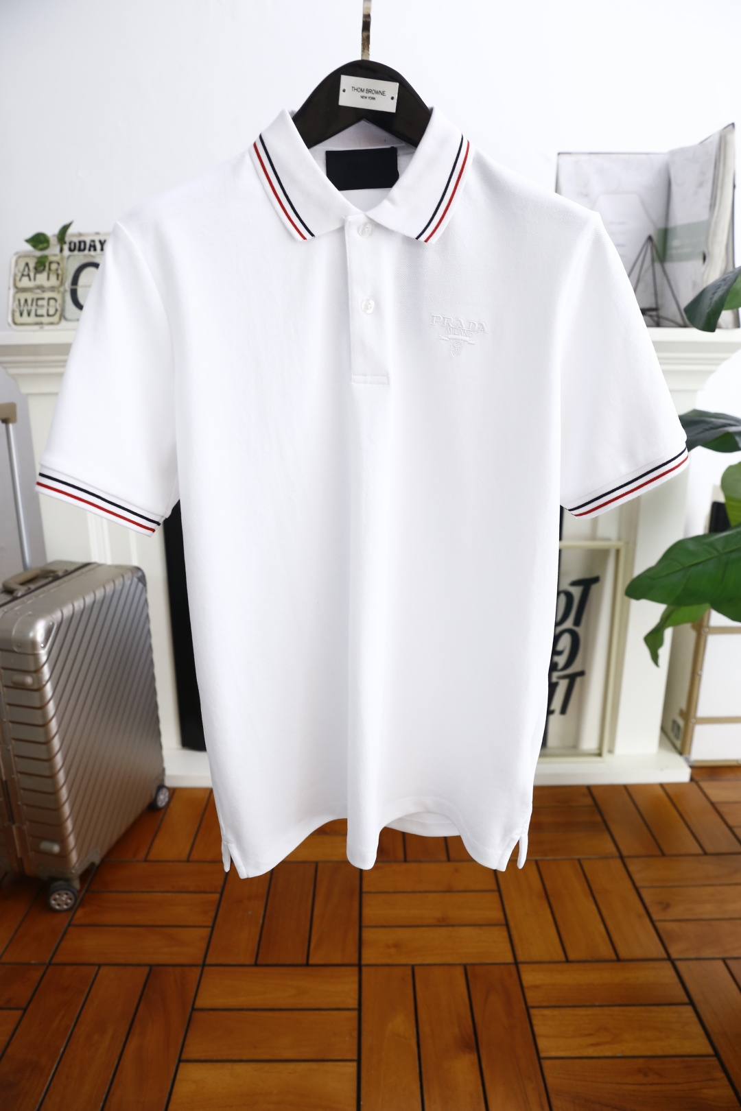 NO:140864,Pula*/Pr*da. New summer products, classic fashion lapel polo short-sleeved fashion item design, more fashionable and comfortable, high-standard customization, very stylish on the upper body, luxury brand classic letter LOGO pattern customer-supplied auxiliary materials, imported high-end comfortable breathable fabric with very delicate texture, exquisite details and exquisite craftsmanship, all accessories are supplied by foreign customers, a very high shaping item, can be matched with any fashion, super good style, a must-have item for trendy men, counter size: M-2XL, shipped the next day!  ,,prada,T-shirt,alexander wang19860909普拉*/Pr*da. 夏季新品经典时尚翻领polo短袖时尚单品设计,更加时尚舒适,高标准定制,上身非常有型,奢华品牌经典字母LOGO图案 客供辅料,采用进口高档舒适透气面料质感非常细腻,细节工艺精湛考究,辅料皆为外商客供,塑造性极高的一款单品,任何时装都可以搭配,版型超级好 潮男必备单品 专柜尺码:M-2XL,隔天出货！,,prada,T-shirt,alexander wang,Men's clothing