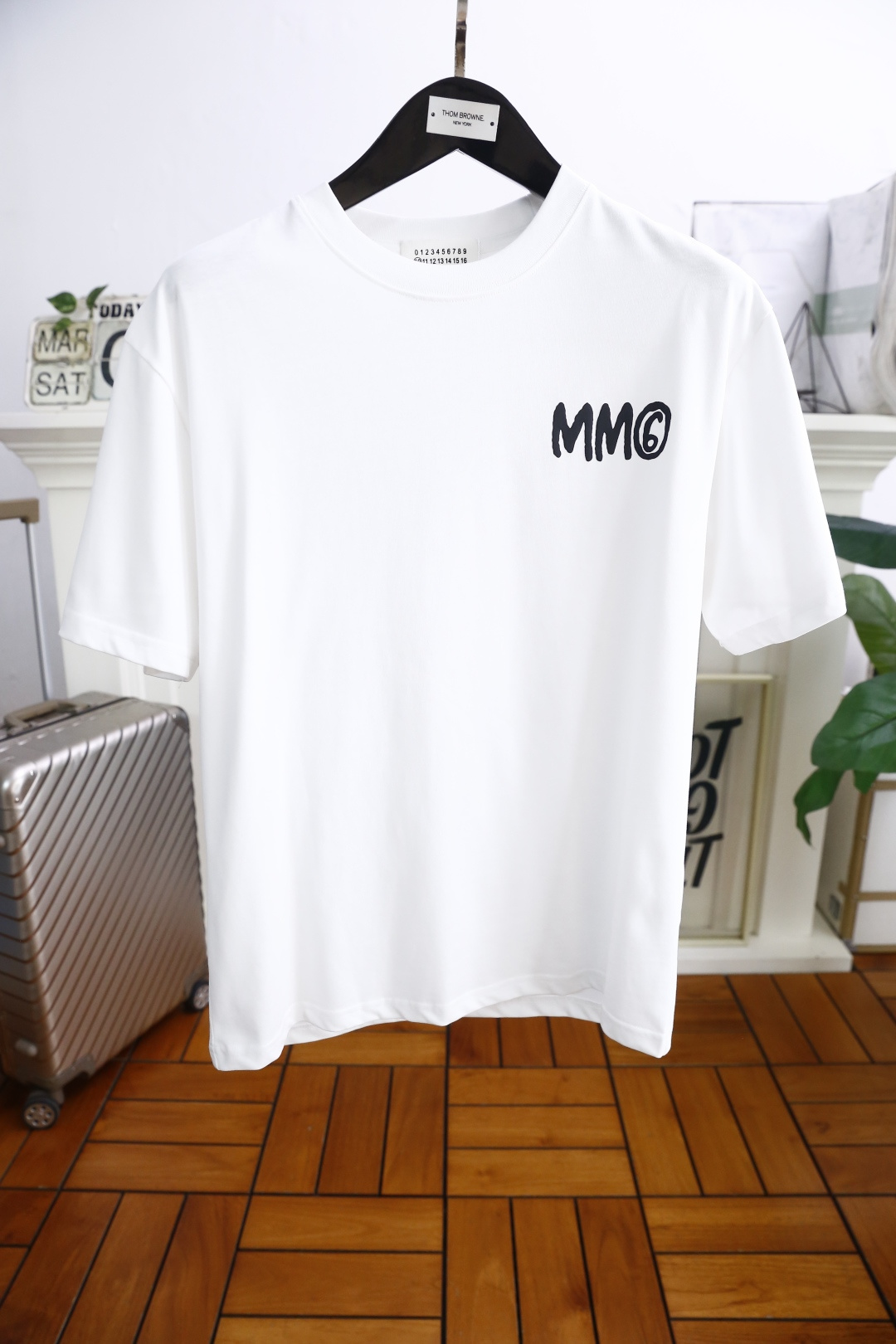 NO:138180,Martin Margira. 2025 summer new product for men's round neck short sleeve luxury classic brand letter LOGO logo to the upper body to experience the youthfulness and fashion sense brought by this design!  The overall style is fashionable and trendy, using comfortable pure cotton fabric, soft, skin-friendly and breathable, and has a very crisp and drape. The upper body is fashionable and fashionable, and it is a must-have item for trendy men!  Counter size 48-56, shipped the next day!  ,,masion margiela,T-shirt,alexander wang19860909马丁马吉拉. 2025夏季新品男士圆领短袖奢华经典品牌字母LOGO标识标注上身就能体会这款设计带来的年轻与时尚感！整体时尚而有潮流,采用舒适纯棉面料 柔软亲肤透气 ,又有很好的挺括 垂感 上身时尚潮流色系,潮男必备单品！专柜尺码48-56,隔天出货！,,masion margiela,T-shirt,alexander wang,Men's clothing