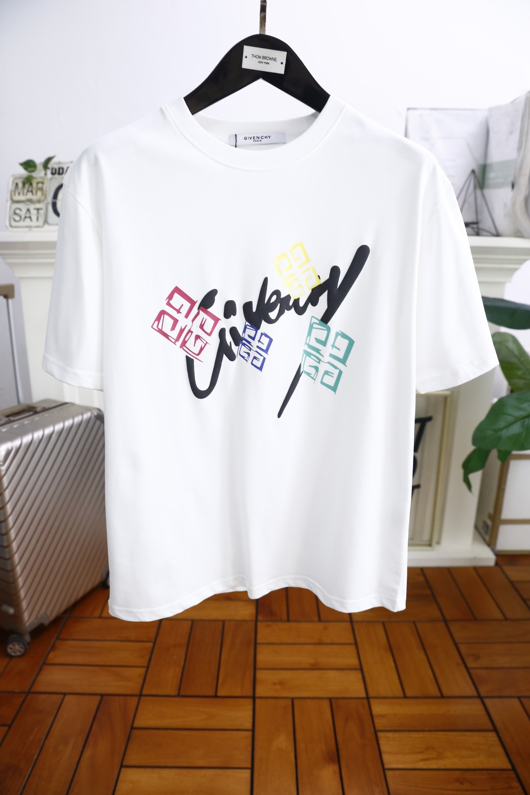 NO:138133,Givenc*y. New summer 2025!  Fashionable and casual round neck short-sleeved fashion item design, more fashionable and comfortable, high-standard customization, very stylish upper body, luxurious and classic brand LOGO pattern, customer-supplied auxiliary materials, customer-supplied imported high-end European cotton fabric with very delicate texture, exquisite details and exquisite craftsmanship, extremely shaping item, can be matched with any fashion, super good style, a must-have item for trendy men. Counter code: M-3XL, shipped the next day!  ,,givenchy,givenchy,T-shirt,alexander wang19860909纪梵希/Givenc*y. 2025夏季新款！时尚休闲圆领短袖时尚单品设计,更加时尚舒适,高标准定制,上身非常有型,奢华经典品牌LOGO图案 客供辅料,客供进口高档欧洲棉面料质感非常细腻,细节工艺精湛考究,塑造性极高的一款单品,任何时装都可以搭配,版型超级好 潮男必备单品 专柜码:M-3XL,隔天出货！,,givenchy,givenchy,T-shirt,alexander wang,Men's clothing