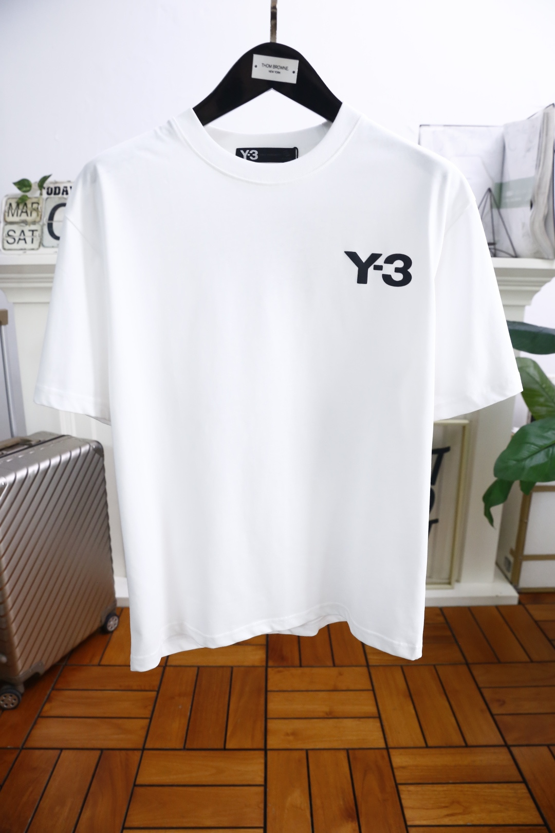 NO:138141,Y3/Yayamoto Yoji. New summer model for 2025!  Fashionable and casual round neck short-sleeved fashion item design, more fashionable and comfortable, high-standard customization, very stylish upper body, luxurious and classic brand LOGO pattern, customer-supplied auxiliary materials, customer-supplied imported high-end European cotton fabric with very delicate texture, exquisite details and exquisite craftsmanship, extremely shaping item, can be matched with any fashion, super good style, a must-have item for trendy men. Counter code: M-3XL, shipped the next day!  ,T-shirt,alexander wang19860909Y3/山本耀司. 2025夏季新款！时尚休闲圆领短袖时尚单品设计,更加时尚舒适,高标准定制,上身非常有型,奢华经典品牌LOGO图案 客供辅料,客供进口高档欧洲棉面料质感非常细腻,细节工艺精湛考究,塑造性极高的一款单品,任何时装都可以搭配,版型超级好 潮男必备单品 专柜码:M-3XL,隔天出货！,,T-shirt,alexander wang,Men's clothing