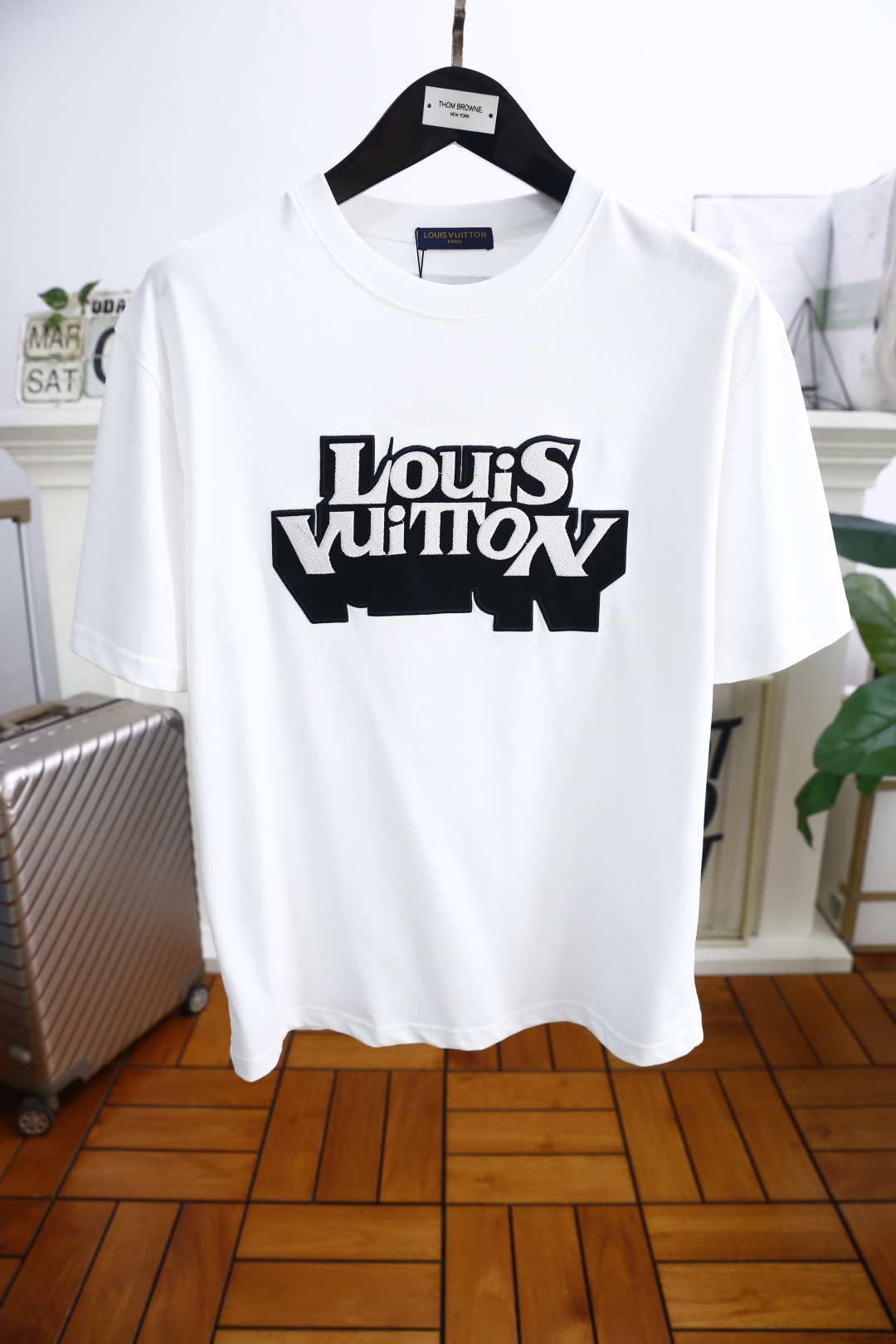 NO:138176,Louis Vuitt*n. 2025 summer new product for men's round neck short sleeves, luxury brand letters LOGO logo on the chest, you can appreciate the youthfulness and fashion sense brought by this design!  The overall style is fashionable and trendy, using comfortable pure cotton fabric, soft, skin-friendly and breathable, and has a very crisp and drape. The upper body is fashionable and fashionable, and it is a must-have item for trendy men!  Counter size 48-56, shipped the next day!  ,,louis vuitton,louis vuitton,T-shirt,alexander wang19860909路易威*/Louis Vuitt*n. 2025夏季新品男士圆领短袖胸前奢华品牌字母LOGO标识标注上身就能体会这款设计带来的年轻与时尚感！整体时尚而有潮流,采用舒适纯棉面料 柔软亲肤透气 ,又有很好的挺括 垂感 上身时尚潮流色系,潮男必备单品！专柜尺码48-56,隔天出货！,,louis vuitton,louis vuitton,T-shirt,alexander wang,Men's clothing