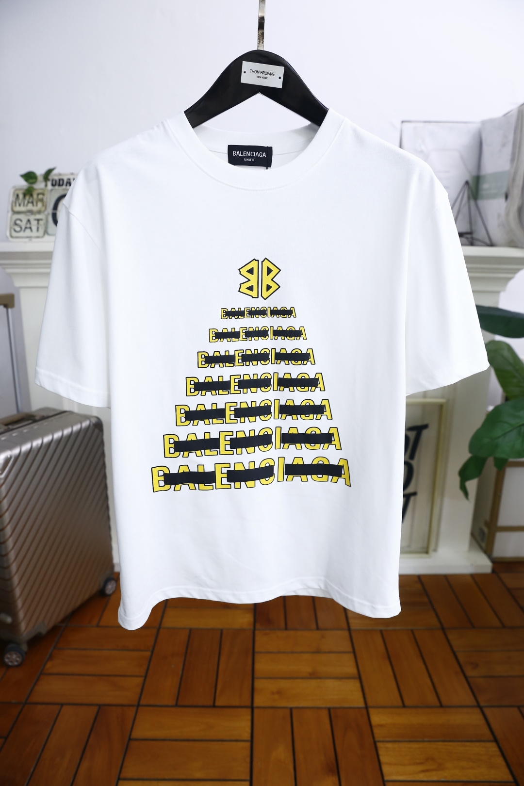 NO:138172,Balen*iaga. 2025 summer new product for men's round neck short sleeve luxury classic brand letter LOGO logo marked with the upper body to experience the youthfulness and fashion sense brought by this design!  The overall style is fashionable and trendy, using comfortable pure cotton fabric, soft, skin-friendly and breathable, and has a very crisp and drape. The upper body is fashionable and fashionable, and it is a must-have item for trendy men!  Counter size 48-56, shipped the next day!  ,balenciaga,balenciaga,T-shirt,alexander wang19860909巴黎世家/Balen*iaga. 2025夏季新品男士圆领短袖奢华经典品牌字母LOGO标识标注上身就能体会这款设计带来的年轻与时尚感！整体时尚而有潮流,采用舒适纯棉面料 柔软亲肤透气 ,又有很好的挺括 垂感 上身时尚潮流色系,潮男必备单品！专柜尺码48-56,隔天出货！,,balenciaga,balenciaga,T-shirt,alexander wang,Men's clothing