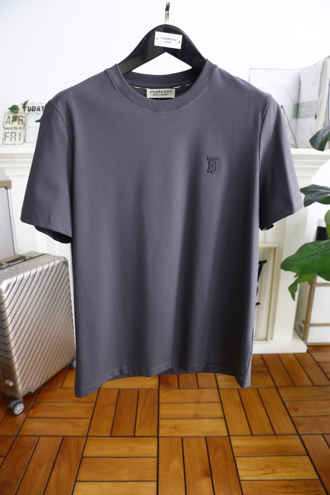 NO:140868,Burbe*ry. 25 summer new product men's round neck short-sleeved luxury brand embroidered war horse LOGO logo marked on the upper body to experience the youthfulness and fashion sense brought by this design!  The overall style is fashionable and trendy, using top-grade Yuchan silk fabric, soft, skin-friendly and breathable, and has a very crisp and drooping feeling. The upper body is fashionable and fashionable, and it is a must-have item in summer!  Counter size M-4XL, shipped the next day!  (It's half a size, please report your height and weight to place an order), burberry, burberry, T-shirt, alexander wang19860909巴宝丽/Burbe*ry. 25夏季新品男士圆领短袖奢华品牌刺绣战马LOGO标识标注上身就能体会这款设计带来的年轻与时尚感！整体时尚而有潮流,采用顶级玉婵丝面料 柔软亲肤透气 ,又有很好的挺括 垂感 上身时尚潮流色系,夏季必备单品！专柜尺码M-4XL,隔天出货！（偏小半码,下单请报身高体重）,,burberry,burberry,T-shirt,alexander wang,Men's clothing