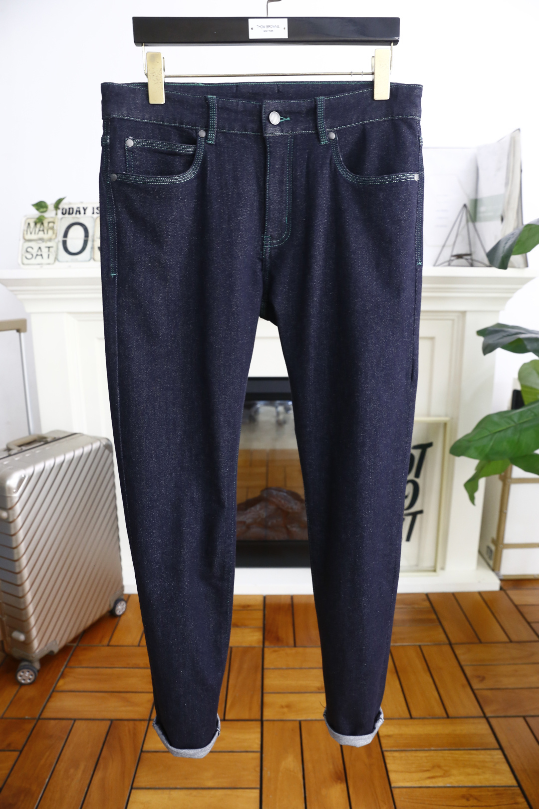 NO:140873,Baodie Home/bv. New summer original single high-end men's dark blue versatile jeans!  Luxury classic brand leather LOGO accessories, very comfortable to wear, low-key and luxurious, very classy when worn, no need to say anything about the style and cutting of the pants. The upper body is exquisite and vivid, and the top quality is top-quality. The selection of real palace-grade denim. High-end top-washed denim fabric, excellent quality, and heavy washing makes the pants very soft!  Not picky about people, the upper body is absolutely stylish and extremely luxurious. Counter size 30-38, shipped the next day!  ,,bottega veneta,bottega veneta,jeans,alexander wang19860909葆蝶家/bv. 夏季新品原单高端男士深蓝色百搭牛仔裤！奢华经典品牌皮牌LOGO配饰 身穿着非常舒适 低调不失奢华 穿出去非常有档次 裤型款式和裁剪亦无需多言 上身精致跃然高档一等一顶级质料 真正殿堂级的牛仔布选用 高档顶级洗水牛仔面料,品质卓然,经过重水洗使得裤子很柔软！不挑人 上身绝对的有型 极度奢华. 专柜尺码 30-38,隔天出货！,,bottega veneta,bottega veneta,jeans,alexander wang,Men's clothing