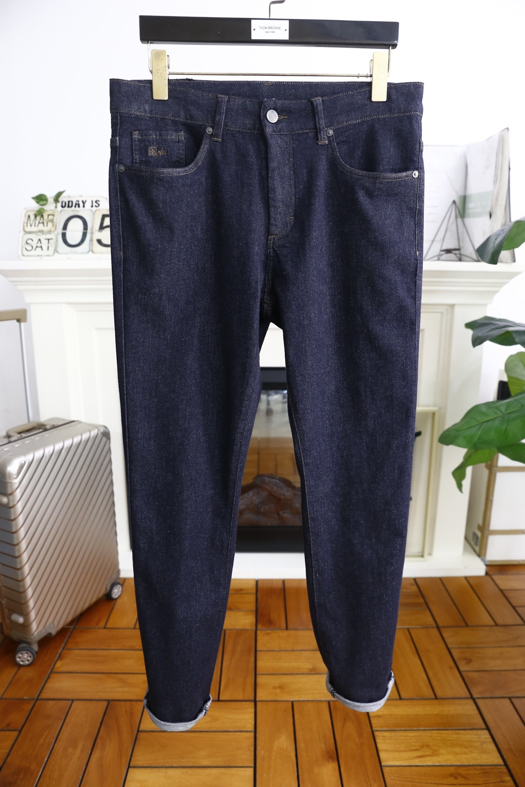 NO:140876,Bruti. New summer original single high-end men's dark blue versatile jeans!  Luxury classic letter LOGO accessories. It is very comfortable to wear, low-key and luxurious. It is very classy when worn. There is no need to say much about the style and cutting of the pants. The upper body is exquisite and vivid, and the top quality is top-quality. The selection of real palace-grade denim. High-end top-washed denim fabric is of excellent quality. It has made the pants very soft after heavy washing!  Not picky about people, the upper body is absolutely stylish and extremely luxurious. Counter size 30-38, shipped the next day!  , jeans,alexander wang19860909布鲁提. 夏季新品原单高端男士深蓝色百搭牛仔裤！奢华经典字母LOGO配饰 身穿着非常舒适 低调不失奢华 穿出去非常有档次 裤型款式和裁剪亦无需多言 上身精致跃然高档一等一顶级质料 真正殿堂级的牛仔布选用 高档顶级洗水牛仔面料,品质卓然,经过重水洗使得裤子很柔软！不挑人 上身绝对的有型 极度奢华. 专柜尺码 30-38,隔天出货！,,jeans,alexander wang,Men's clothing