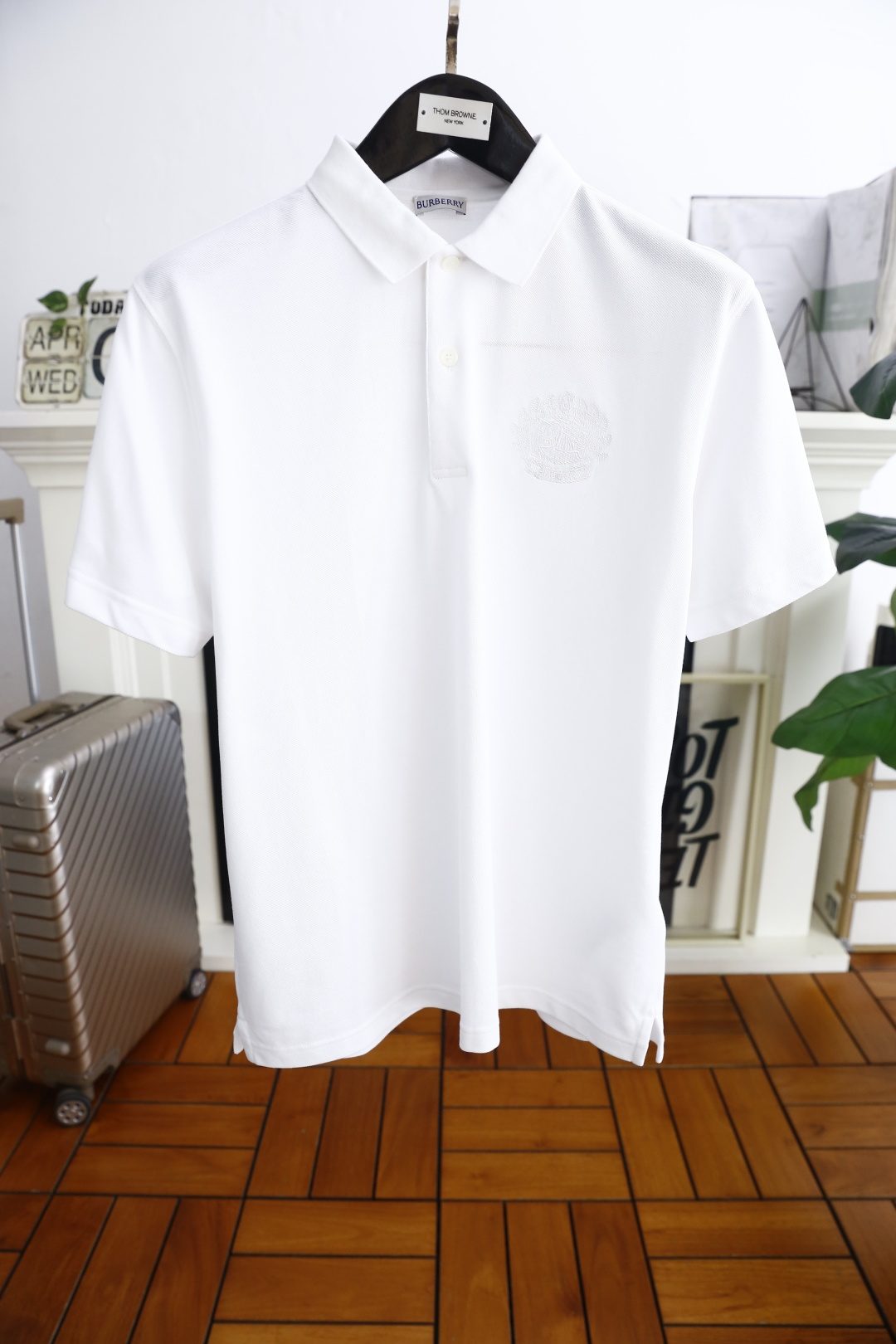 NO:140891,Burb*/Burb*rry. Bur summer new product classic fashion lapel polo short-sleeved fashion item design, more fashionable and comfortable, high-standard customization, very stylish upper body, luxury brand classic LOGO pattern on the chest, customer-supplied auxiliary materials, customer-supplied imported high-end fine Judy fabrics have very delicate texture, exquisite details and exquisite craftsmanship, all accessories are provided by foreign merchants, a very high shaping item, can be matched with any fashion, super good style, a must-have item for trendy men, counter size: S-2XL, shipped the next day!  ,burberry,burberry,T-shirt,alexander wang19860909巴宝*/Burb*rry. Bur夏季新品经典时尚翻领polo短袖时尚单品设计,更加时尚舒适,高标准定制,上身非常有型,胸前奢华品牌经典LOGO 图案 客供辅料,客供进口高档加细朱迪面料质感非常细腻,细节工艺精湛考究,辅料皆为外商客供,塑造性极高的一款单品,任何时装都可以搭配,版型超级好 潮男必备单品 专柜尺码:S-2XL,隔天出货！,,burberry,burberry,T-shirt,alexander wang,Men's clothing