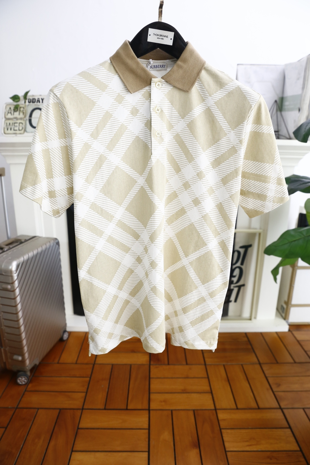 NO:140869,Burberry/Burbe*ry. Bur summer new product classic fashion lapel polo short-sleeved fashion item design, more fashionable and comfortable, high-standard customization, very stylish upper body, luxury brand classic plaid LOGO pattern customer-supplied auxiliary materials, customer-supplied imported high-end comfortable breathable fabric with very delicate texture, exquisite details and exquisite craftsmanship, auxiliary materials are all supplied by foreign customers, a very high shaping item, can be matched with any fashion, super good style, a must-have item for trendy men, counter size S-2XL, shipped the next day!  ,burberry,burberry,T-shirt,alexander wang19860909巴宝丽/Burbe*ry. Bur夏季新品经典时尚翻领polo短袖时尚单品设计,更加时尚舒适,高标准定制,上身非常有型,奢华品牌经典格纹LOGO图案 客供辅料,客供进口高档舒适透气面料质感非常细腻,细节工艺精湛考究,辅料皆为外商客供,塑造性极高的一款单品,任何时装都可以搭配,版型超级好 潮男必备单品 专柜尺码S-2XL,隔天出货！,,burberry,burberry,T-shirt,alexander wang,Men's clothing