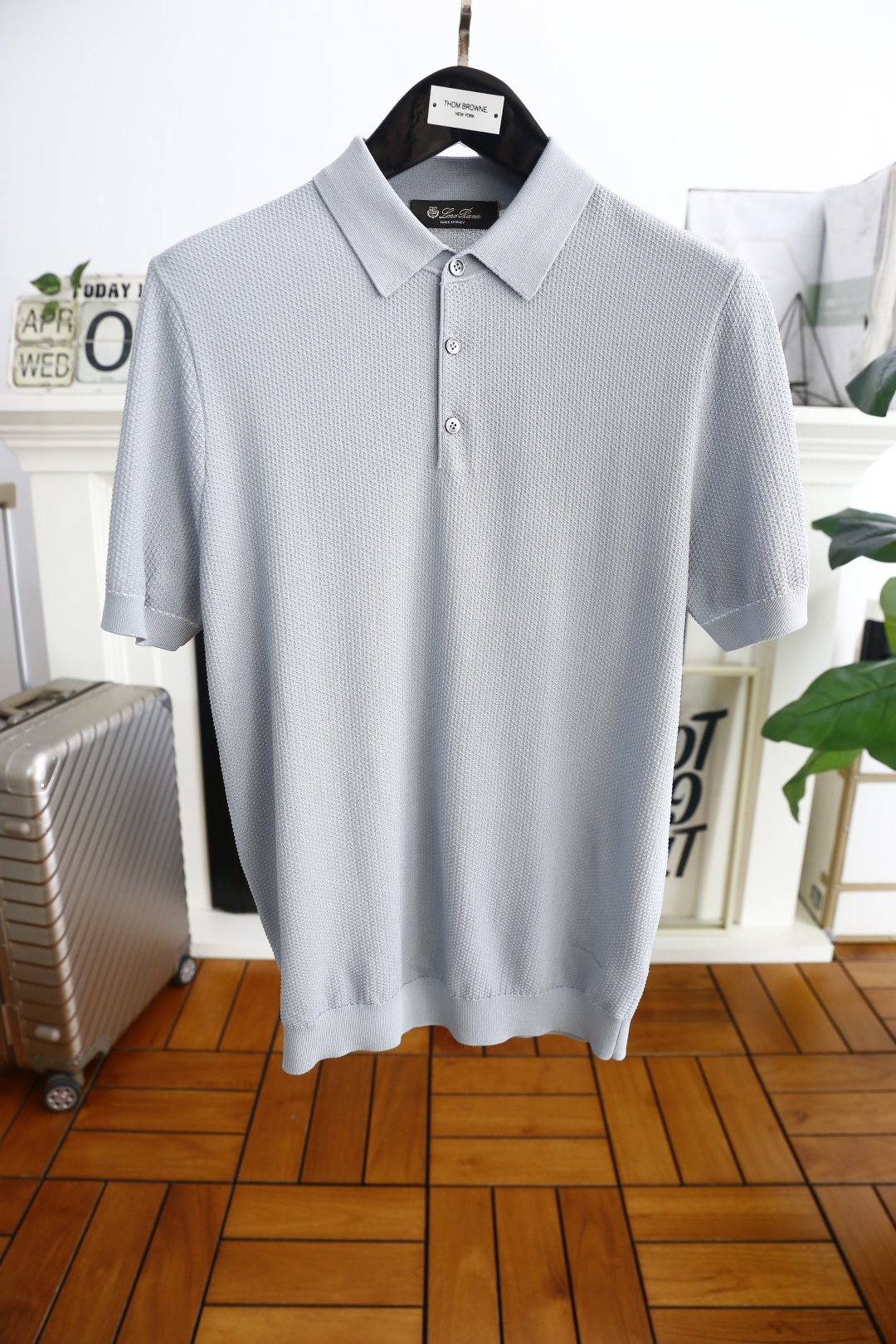 NO:140894,LP. New summer products for men's knitted short-sleeved fashion classic lapel design!  High-end custom versatile styles that anyone can easily control with high-end knitted breathable fabric!  Luxurious classic embroidered letter pattern design, which is very classy and must be entered if you understand the goods!  The style and tailoring are slim styles, which are very exquisite, showing aura and highlighting the exquisiteness of business men. This is the unique feature, the right slim fit, and the upper body effect is very good!  Counter size M-3XL, shipped the next day!  ,loro piana,T-shirt,alexander wang19860909LP. 夏季新品男士针织短袖时尚经典翻领设计！高级定制百搭款式 任何人都可以轻松驾驭 采用高档针织透气面料！奢华经典绣花字母图案设计,非常显档次懂货的必须入！版型剪裁属于修身款 非常精致,显气场,又会凸显商务男士的精致,这就是独到之处,恰到好处的修身,上身效果非常赞！专柜尺码M-3XL,隔天出货！,,loro piana,T-shirt,alexander wang,Men's clothing