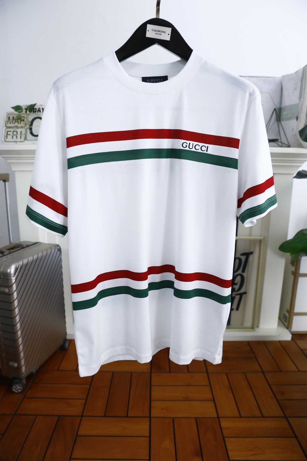 NO:140872,Guc*i. New summer model!  Fashionable men's casual round neck short-sleeved fashion item design, more fashionable and comfortable, high-standard customization, very stylish upper body, luxurious classic brand LOGO pattern on the chest, customer-supplied auxiliary materials, customer-supplied imported high-end double mercerized cotton fabric with very delicate texture, exquisite details and exquisite craftsmanship, extremely shaping item, can be matched with any fashion, super good style, a must-have item for trendy men!  Complete three standards!  Counter size: M-3XL, shipped the next day!  ,gucci,gucci,T-shirt,alexander wang19860909古驰/Guc*i. 夏季新款！时尚男士休闲圆领短袖时尚单品设计,更加时尚舒适,高标准定制,上身非常有型,胸前奢华经典品牌LOGO 图案 客供辅料,客供进口高档双丝光棉面料质感非常细腻,细节工艺精湛考究,塑造性极高的一款单品,任何时装都可以搭配,版型超级好 潮男必备单品！三标齐全！专柜尺码:M-3XL,隔天出货！,,gucci,gucci,T-shirt,alexander wang,Men's clothing