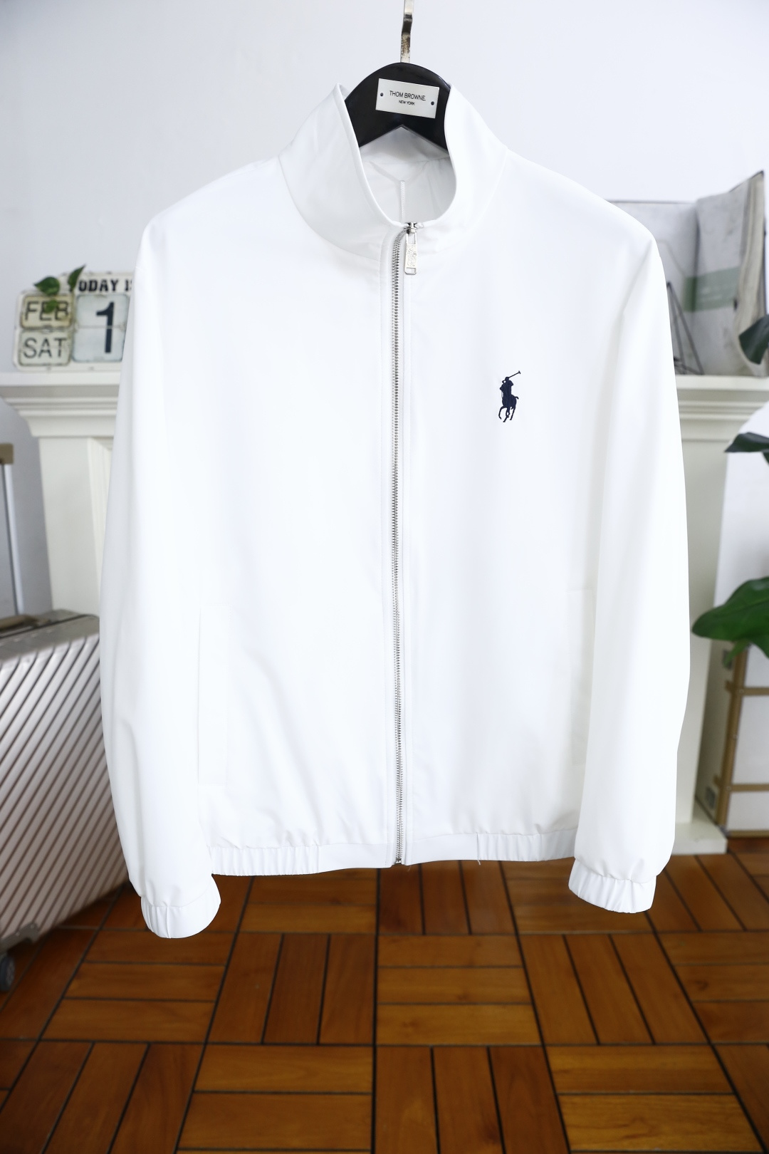 NO:140885,Paul. New spring jacket for men!  Trading company channel goods, a very popular single item!  The fashionable stand-up collar is paired with luxurious classic brand elements. The logo is very recognizable and has a stunning effect, demonstrating the extremely high brand fashion proposition and perfectly interpreting the brand's characteristics and soul!  It is made of comfortable quick-drying fabric, high-weight material, very delicate texture, exquisite and exquisite detailing and exquisite auxiliary materials, and is a single product with extremely high shaping. Its appearance on the street is absolutely eye-catching and has an excellent equipment that can be selected from thousands of people!  Counter size M-3XL, shipped the next day!  ,,jackets & coats,jackets & coats,alexander wang19860909保罗. 春季新品男士夹克外套！贸易公司渠道货 人气极高的一款单品！时尚立领搭配奢华经典品牌元素logo辨识度非常鲜明,效果惊艳,彰显了极高的品牌时髦主张,完美诠释了品牌的特质及灵魂所在！采用舒适速干面料高克重材质,质感非常细腻,细节工艺精湛考究,辅料皆为外商客供,塑造性极高的一款单品,出街造型绝对招眼吸睛,万里挑一的绝佳装备！专柜尺码M-3XL,隔天出货！,,jackets & coats,jackets & coats,alexander wang,Men's clothing