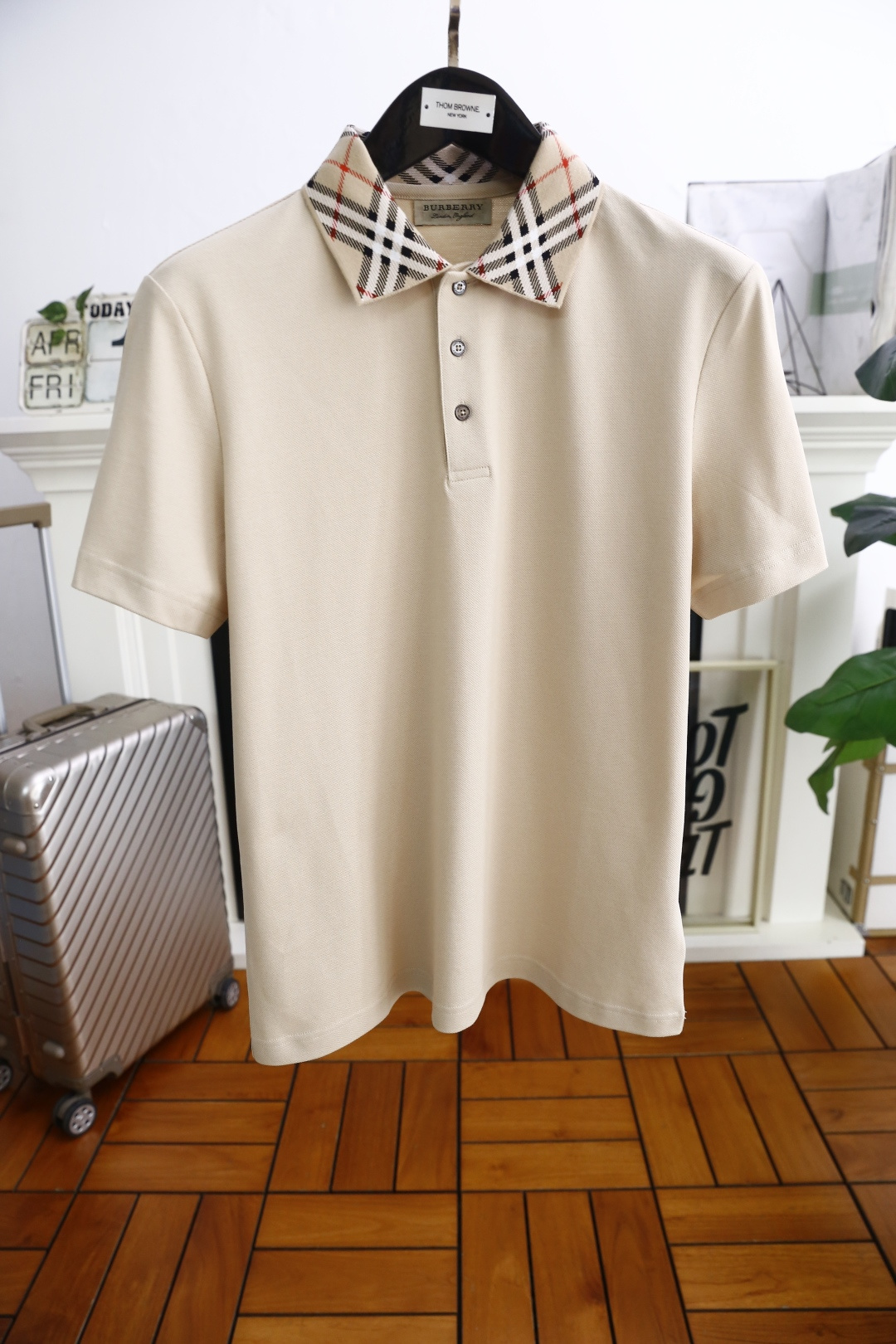 NO:140896,Burberry/Burbe*ry. Bur summer new product classic fashion lapel polo short-sleeved fashion item design, more fashionable and comfortable, high standard customization, very stylish on the upper body, collar brand elements LOGO pattern matching!  Customer-supplied auxiliary materials, customer-supplied imported high-end fine Judy fabrics have very delicate texture, exquisite details and exquisite craftsmanship. The auxiliary materials are all supplied by foreign customers. They are a very shaping item. You can match any fashion style. The style is super good. A must-have item for trendy men. Counter size: M-3XL, shipped the next day!  ,burberry,burberry,T-shirt,alexander wang19860909巴宝丽/Burbe*ry. Bur夏季新品经典时尚翻领polo短袖时尚单品设计,更加时尚舒适,高标准定制,上身非常有型,领子品牌元素LOGO图案搭配！客供辅料,客供进口高档加细朱迪面料质感非常细腻,细节工艺精湛考究,辅料皆为外商客供,塑造性极高的一款单品,任何时装都可以搭配,版型超级好 潮男必备单品 专柜尺码:M-3XL,隔天出货！,,burberry,burberry,T-shirt,alexander wang,Men's clothing