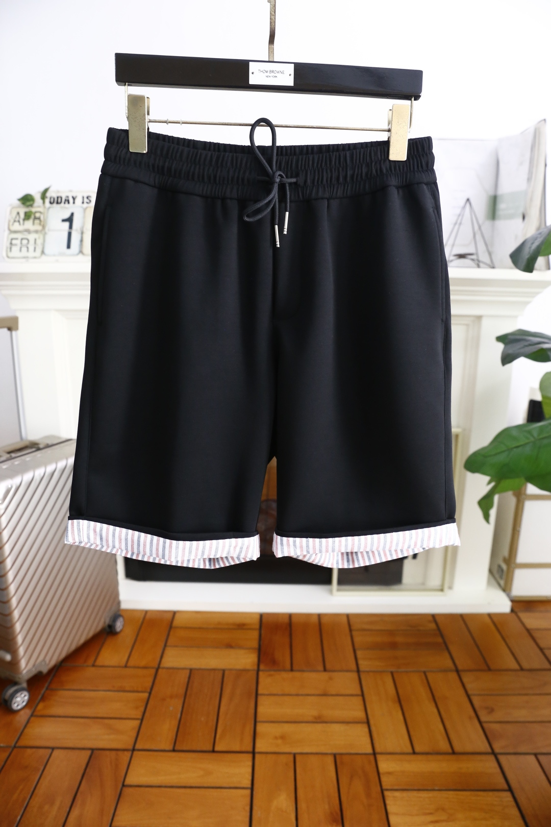 NO:140887,Tom Brown/tb. New summer fashion casual shorts!  Comfortable fabrics are used to have excellent skin-friendly feel. Simple and casual styles create a fashionable single item that is both casual and personalized. Luxury classic brand elements logo design. Taste and value sharing. It is very comfortable to wear. It is low-key and luxurious. It is very classy when worn. There is no need to say much about the trouser style and cutting. The upper body is exquisite and vivid. It is truly first-class and top-quality. It is a real palace-level casual shorts. The upper body is absolutely stylish. Extremely luxurious. It is full of personality, atmospheric and versatile. It is a must-have when going out!  Size M-3XL, shipped the next day!  ,thom browne,shorts,alexander wang19860909汤姆布朗/tb. 夏季新品时尚休闲短裤！采用舒适面料亲肤感极佳 简约休闲款式打造休闲与个性兼备的时髦单品奢华经典品牌元素logo设计 品味与价值共享 身穿着非常舒适 低调不失奢华 穿出去非常有档次 裤型款式和裁剪亦无需多言 上身精致跃然.真正一等一顶级质料 真正殿堂级的休闲短裤 上身绝对的有型 极度奢华 个性十足,大气且百搭,出街必备！尺码M-3XL,隔天出货！,,thom browne,shorts,alexander wang,Men's clothing