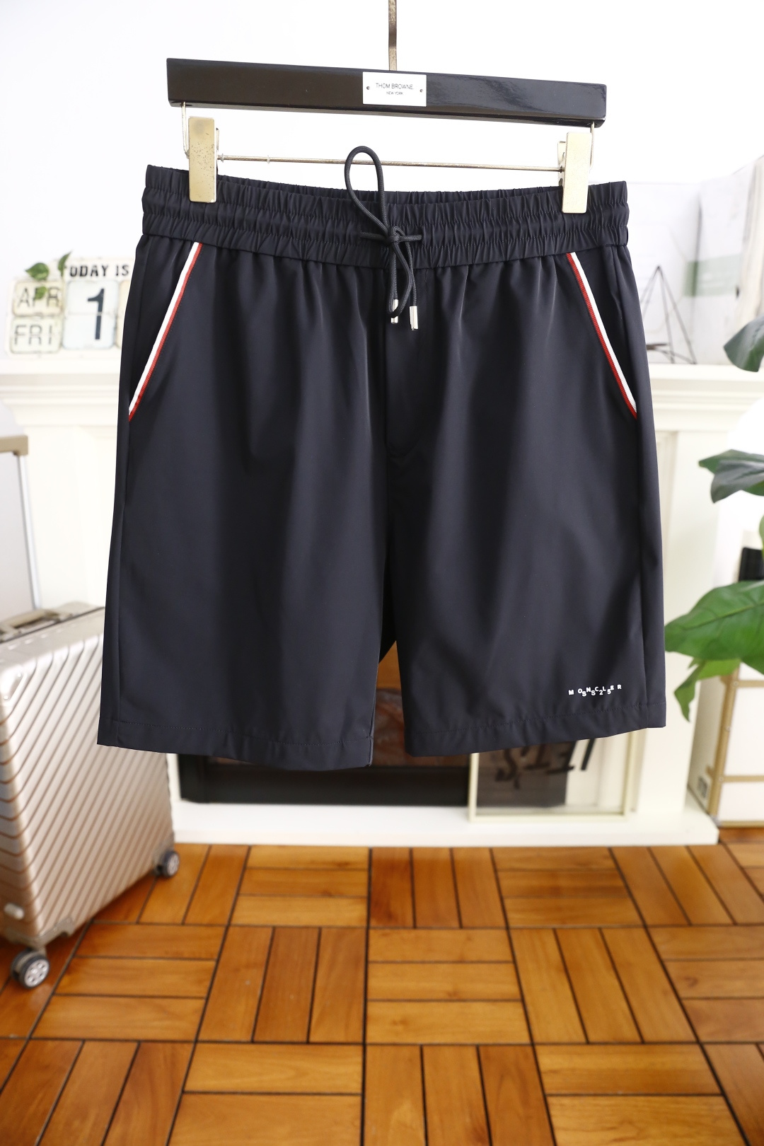 NO:140884,Monc*er. New fashion casual shorts for men in summer!  Classic and versatile style, no too much decoration, main fabric and style, elastic waist, insert pockets on both sides of the luxury brand LOGO as the highlight of details. The fabric is made of top-quality comfortable fabric, moderate thickness, skin-friendly on the upper body, breathable, and has a good sense of crispness. Orders of the full quality!  Counter size M-3XL, shipped the next day!  , Moncler, shorts, alexander wang19860909蒙口/Monc*er. 夏季男士新品时尚休闲短裤！经典百搭的款式 没有过多的装饰 主打面料与版型 松紧腰两侧插袋设计奢华品牌LOGO作为细节亮点 面料采用顶级舒适面料,厚度适中,上身亲肤 透气,能有很好的挺括感 全品相的订单！专柜尺码M-3XL,隔天出货！,,Moncler,shorts,alexander wang,Men's clothing