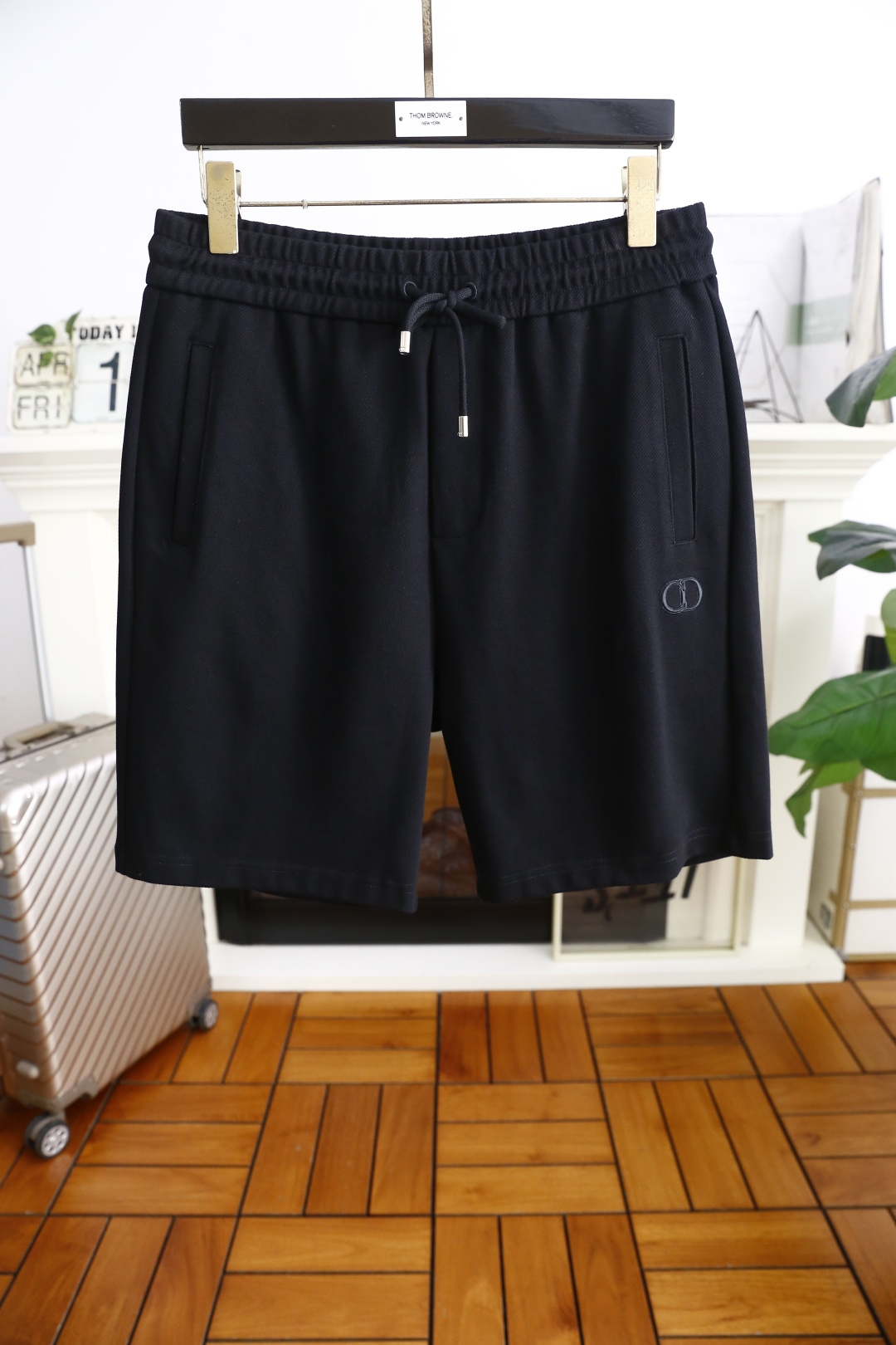 NO:140890,Christian Di*r. New fashion casual shorts for men in summer!  Classic and versatile style, no too much decoration, main fabric and style, elastic waist, insert pockets on both sides of the luxury brand LOGO as the highlight of details. The fabric is made of top-quality comfortable fabric, moderate thickness, skin-friendly on the upper body, breathable, and has a good sense of crispness. Orders of the full quality!  Counter size M-2XL, shipped the next day!  ,dior,shorts,alexander wang19860909迪奥/Christian Di*r. 夏季男士新品时尚休闲短裤！经典百搭的款式 没有过多的装饰 主打面料与版型 松紧腰两侧插袋设计奢华品牌LOGO作为细节亮点 面料采用顶级舒适面料,厚度适中,上身亲肤 透气,能有很好的挺括感 全品相的订单！专柜尺码M-2XL,隔天出货！,,dior,shorts,alexander wang,Men's clothing