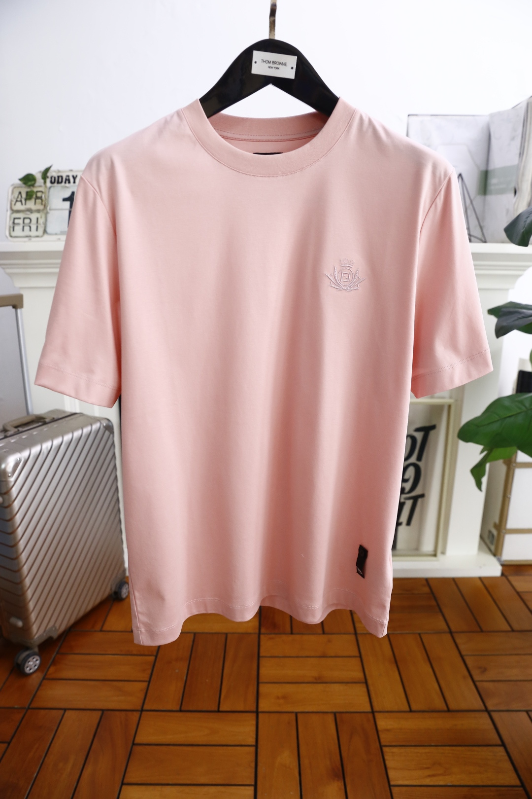 NO:140886,Fendi/Fe*di. New summer products for men's short-sleeved fashion classic round neck design!  Luxury brand letter LOGO matching!  High-end custom versatile styles that anyone can easily control. Use high-end top double mercerized cotton fabric!  It is very high-end and understandable. It must be purchased!  The style and tailoring are slim styles, which are very exquisite, showing aura and highlighting the exquisiteness of business men. This is the unique feature, the right slim fit, and the upper body effect is very good!  Complete three standards!  Counter size M-3XL, shipped the next day!  ,fendi,T-shirt,alexander wang19860909芬迪/Fe*di. 夏季新品男士短袖时尚经典圆领设计！奢华品牌字母LOGO搭配！高级定制百搭款式 任何人都可以轻松驾驭 采用高档顶级双丝光棉面料！非常显档次懂货的必须入！版型剪裁属于修身款 非常精致,显气场,又会凸显商务男士的精致,这就是独到之处,恰到好处的修身,上身效果非常赞！三标齐全！专柜尺码M-3XL,隔天出货！,,fendi,T-shirt,alexander wang,Men's clothing