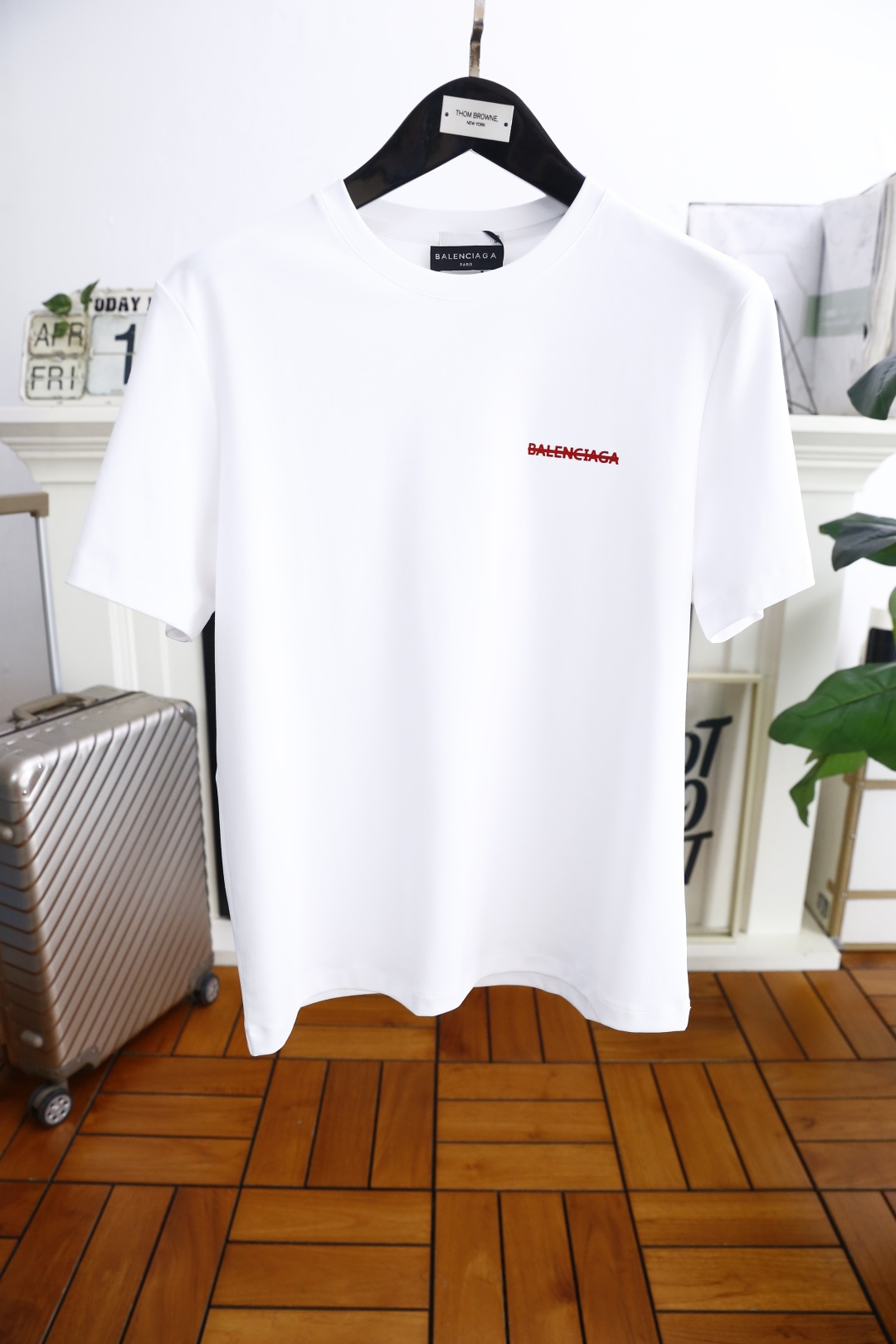 NO:140880,Balenci*ga. New summer style!  Fashionable and casual round neck short-sleeved fashion item design, more fashionable and comfortable, high-standard customization, very stylish upper body, luxurious classic brand letter LOGO pattern, customer-supplied auxiliary materials, imported high-end comfortable breathable fabric with very delicate texture, exquisite details and exquisite craftsmanship, extremely shaping item, can be matched with any fashion, super good style, a must-have item for trendy men. Counter code: M-4XL, shipped the next day!  ,balenciaga,balenciaga,T-shirt,alexander wang19860909巴黎世家/Balenci*ga. 夏季新款！时尚休闲圆领短袖时尚单品设计,更加时尚舒适,高标准定制,上身非常有型,奢华经典品牌字母LOGO图案 客供辅料,客供进口高档舒适透气面料质感非常细腻,细节工艺精湛考究,塑造性极高的一款单品,任何时装都可以搭配,版型超级好 潮男必备单品 专柜码:M-4XL,隔天出货！,,balenciaga,balenciaga,T-shirt,alexander wang,Men's clothing