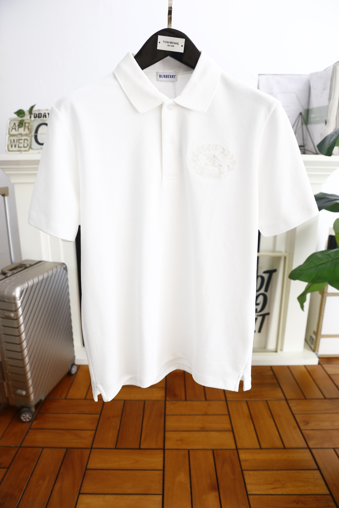 NO:140871,Burpberry/Bur*erry. New summer products!  Classic fashion lapel polo short-sleeved fashion item design, more fashionable and comfortable, high-standard customization, very stylish on the upper body, luxurious brand classic LOGO pattern on the chest, customer-supplied auxiliary materials, imported high-end comfortable breathable fabric with very delicate texture, exquisite and exquisite detailing and exquisite accessories, all supplied by foreign customers, a very high shaping item, can be matched with any fashion, super good style, a must-have item for trendy men, counter size: M-2XL, shipped the next day!  ,burberry,burberry,T-shirt,alexander wang19860909巴宝丽/Bur*erry. 夏季新品！经典时尚翻领polo短袖时尚单品设计,更加时尚舒适,高标准定制,上身非常有型,胸前奢华品牌经典LOGO图案 客供辅料,采用进口高档舒适透气面料质感非常细腻,细节工艺精湛考究,辅料皆为外商客供,塑造性极高的一款单品,任何时装都可以搭配,版型超级好 潮男必备单品 专柜尺码:M-2XL,隔天出货！,,burberry,burberry,T-shirt,alexander wang,Men's clothing