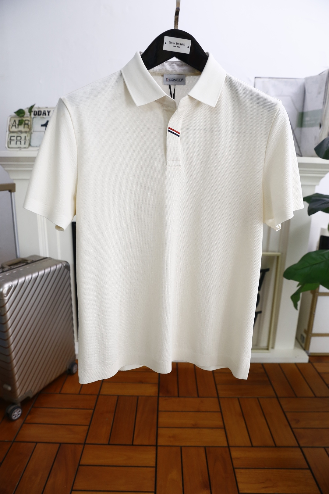 NO:140874,Mon*ler. New summer products!  Classic fashion lapel polo short-sleeved fashion item design, more fashionable and comfortable, high-standard customization, very stylish upper body, luxurious classic elements LOGO pattern, customer-supplied auxiliary materials, imported high-end fine Judy fabrics have very delicate texture, exquisite and exquisite details and exquisite auxiliary materials are all supplied by foreign customers, a very shaping item, can be matched with any fashion, super good style, a must-have item for trendy men, counter size: 48-58, shipped the next day!  , Moncler, T-shirt, alexander wang19860909蒙口/Mon*ler. 夏季新品！经典时尚翻领polo短袖时尚单品设计,更加时尚舒适,高标准定制,上身非常有型,奢华经典元素LOGO图案 客供辅料,客供进口高档加细朱迪面料质感非常细腻,细节工艺精湛考究,辅料皆为外商客供,塑造性极高的一款单品,任何时装都可以搭配,版型超级好 潮男必备单品 专柜尺码:48-58,隔天出货！,,Moncler,T-shirt,alexander wang,Men's clothing