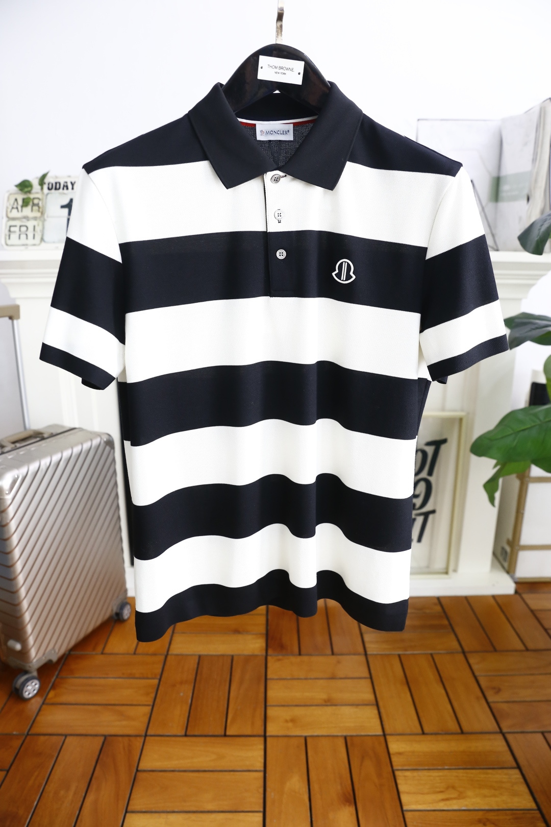 NO:140893,Monc*er. New summer products, classic fashion lapel striped polo short-sleeved fashion item design, more fashionable and comfortable, high-standard customization, very stylish upper body, luxurious classic brand LOGO pattern, customer-supplied auxiliary materials, customer-supplied imported high-end comfortable breathable fabric with very delicate texture, exquisite and exquisite detailing and exquisite auxiliary materials, all supplied by foreign customers, a very high shaping item, can be matched with any fashion, super good style, a must-have item for trendy men, counter size: M-4XL, shipped the next day!  , Moncler, T-shirt, alexander wang19860909蒙口/Monc*er. 夏季新品经典时尚翻领条纹polo短袖时尚单品设计,更加时尚舒适,高标准定制,上身非常有型,奢华经典品牌LOGO图案 客供辅料,客供进口高档舒适透气面料质感非常细腻,细节工艺精湛考究,辅料皆为外商客供,塑造性极高的一款单品,任何时装都可以搭配,版型超级好 潮男必备单品 专柜尺码:M-4XL,隔天出货！,,Moncler,T-shirt,alexander wang,Men's clothing