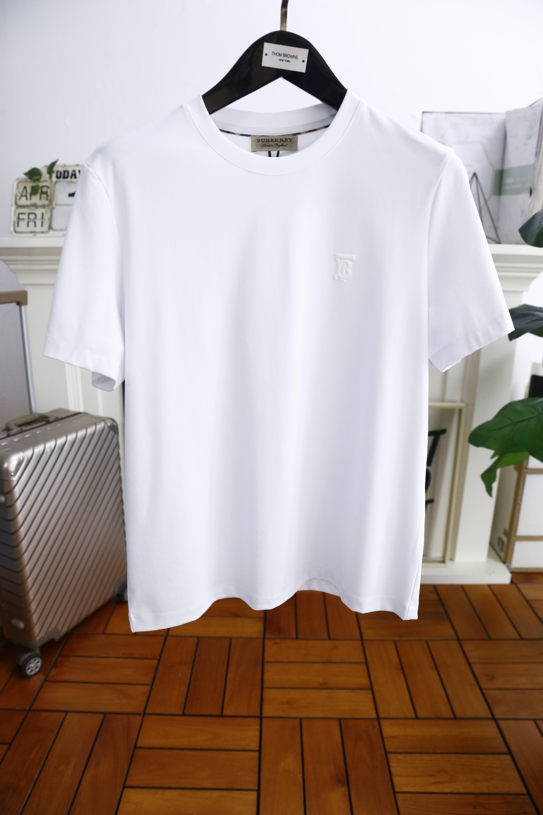 NO:140877,Burbe*ry. 25 summer new product men's round neck short-sleeved luxury brand embroidered war horse LOGO logo marked on the upper body to experience the youthfulness and fashion sense brought by this design!  The overall style is fashionable and trendy, using top-grade Yuchan silk fabric, soft, skin-friendly and breathable, and has a very crisp and drooping feeling. The upper body is fashionable and fashionable, and it is a must-have item in summer!  Counter size M-4XL, shipped the next day!  (It's half a size, please report your height and weight to place an order), burberry, burberry, T-shirt, alexander wang19860909巴宝丽/Burbe*ry. 25夏季新品男士圆领短袖奢华品牌刺绣战马LOGO标识标注上身就能体会这款设计带来的年轻与时尚感！整体时尚而有潮流,采用顶级玉婵丝面料 柔软亲肤透气 ,又有很好的挺括 垂感 上身时尚潮流色系,夏季必备单品！专柜尺码M-4XL,隔天出货！（偏小半码,下单请报身高体重）,,burberry,burberry,T-shirt,alexander wang,Men's clothing