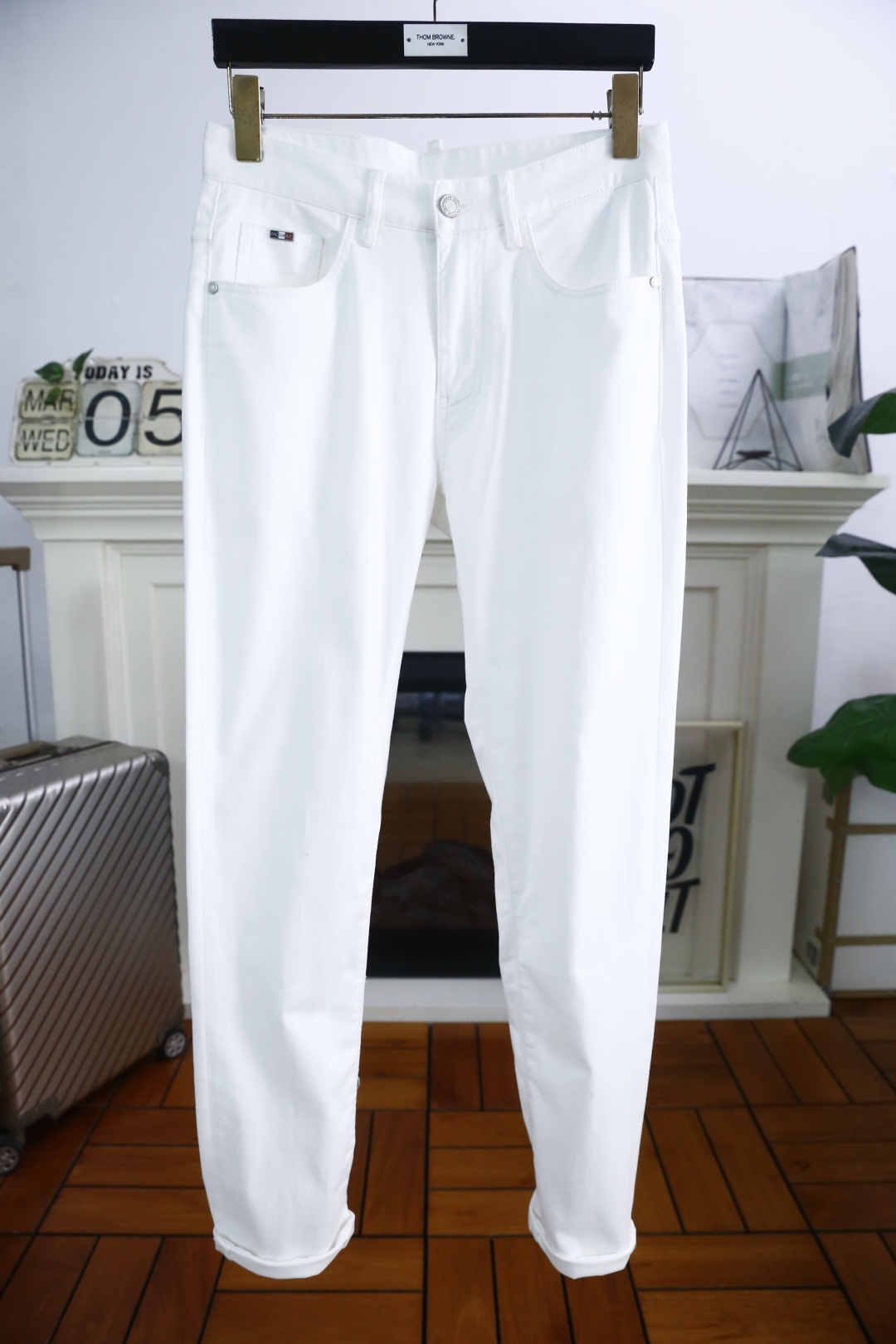 NO:140881,Monc*er. 25 spring new product original single high-end men's casual pants!  Luxury classic brand LOGO accessories, hot-selling models for overseas counters, very comfortable to wear, low-key and luxurious, very classy when worn, no need to say much about the trouser style and cutting. The upper body is exquisite and vivid, high-end and top-grade material. The selection of real palace-grade denim. High-end top-washed denim fabric, excellent quality, and heavy washing makes the pants very soft!  Not picky about people, the upper body is absolutely stylish and extremely luxurious. Counter size 29-38, shipped the next day!  ,Moncler,alexander wang19860909蒙口/Monc*er. 25春季新品原单高端男士休闲裤！奢华经典品牌LOGO配饰 海外专柜热销款 身穿着非常舒适 低调不失奢华 穿出去非常有档次 裤型款式和裁剪亦无需多言 上身精致跃然高档一等一顶级质料 真正殿堂级的牛仔布选用 高档顶级洗水牛仔面料,品质卓然,经过重水洗使得裤子很柔软！不挑人 上身绝对的有型 极度奢华. 专柜尺码 29-38,隔天出货！,,Moncler,alexander wang,Men's clothing