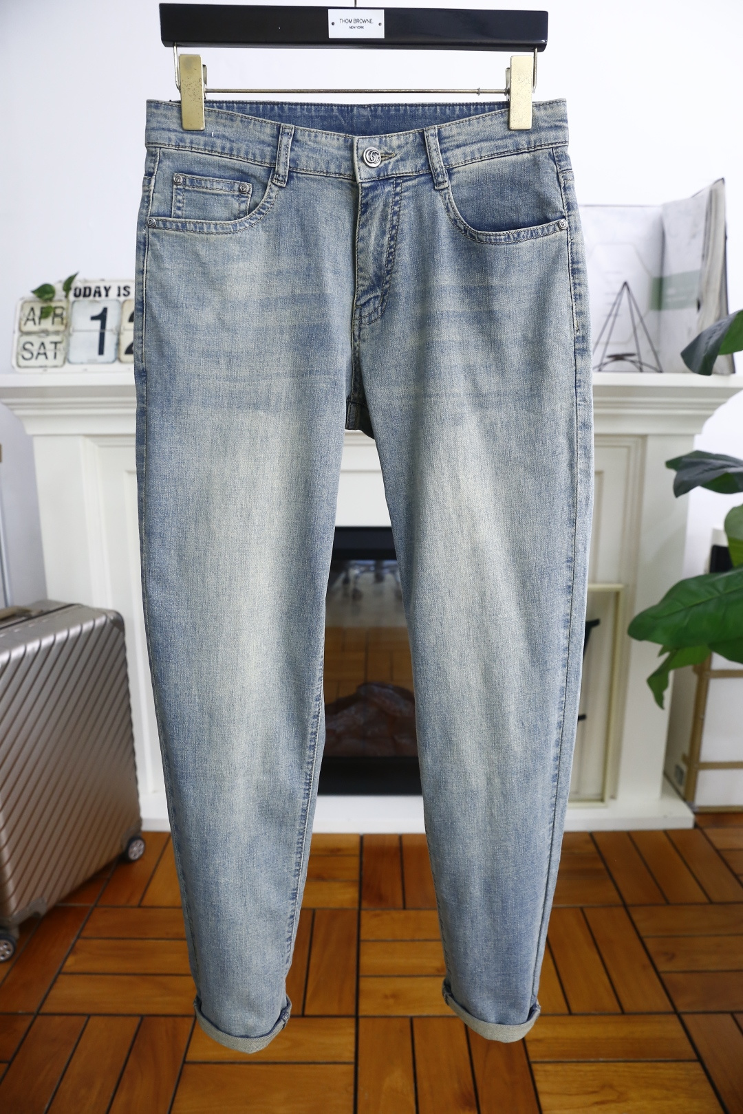 NO:140892,Gucci/Gu*ci. 25 spring and summer new original single high-end men's casual pants!  Luxury classic brand LOGO accessories, hot-selling models for overseas counters, very comfortable to wear, low-key and luxurious, very classy when worn, no need to say much about the trouser style and cutting. The upper body is exquisite and vivid, high-end and top-grade material. The selection of real palace-grade denim. High-end top-washed denim fabric, excellent quality, and heavy washing makes the pants very soft!  Not picky about people, the upper body is absolutely stylish and extremely luxurious. Counter size 29-38, 35/37!  Shipping the next day!  ,gucci,alexander wang19860909古驰/Gu*ci. 25春夏新品原单高端男士休闲裤！奢华经典品牌LOGO配饰 海外专柜热销款 身穿着非常舒适 低调不失奢华 穿出去非常有档次 裤型款式和裁剪亦无需多言 上身精致跃然高档一等一顶级质料 真正殿堂级的牛仔布选用 高档顶级洗水牛仔面料,品质卓然,经过重水洗使得裤子很柔软！不挑人 上身绝对的有型 极度奢华. 专柜尺码 29-38,有35/无37！隔天出货！,,gucci,alexander wang,Men's clothing