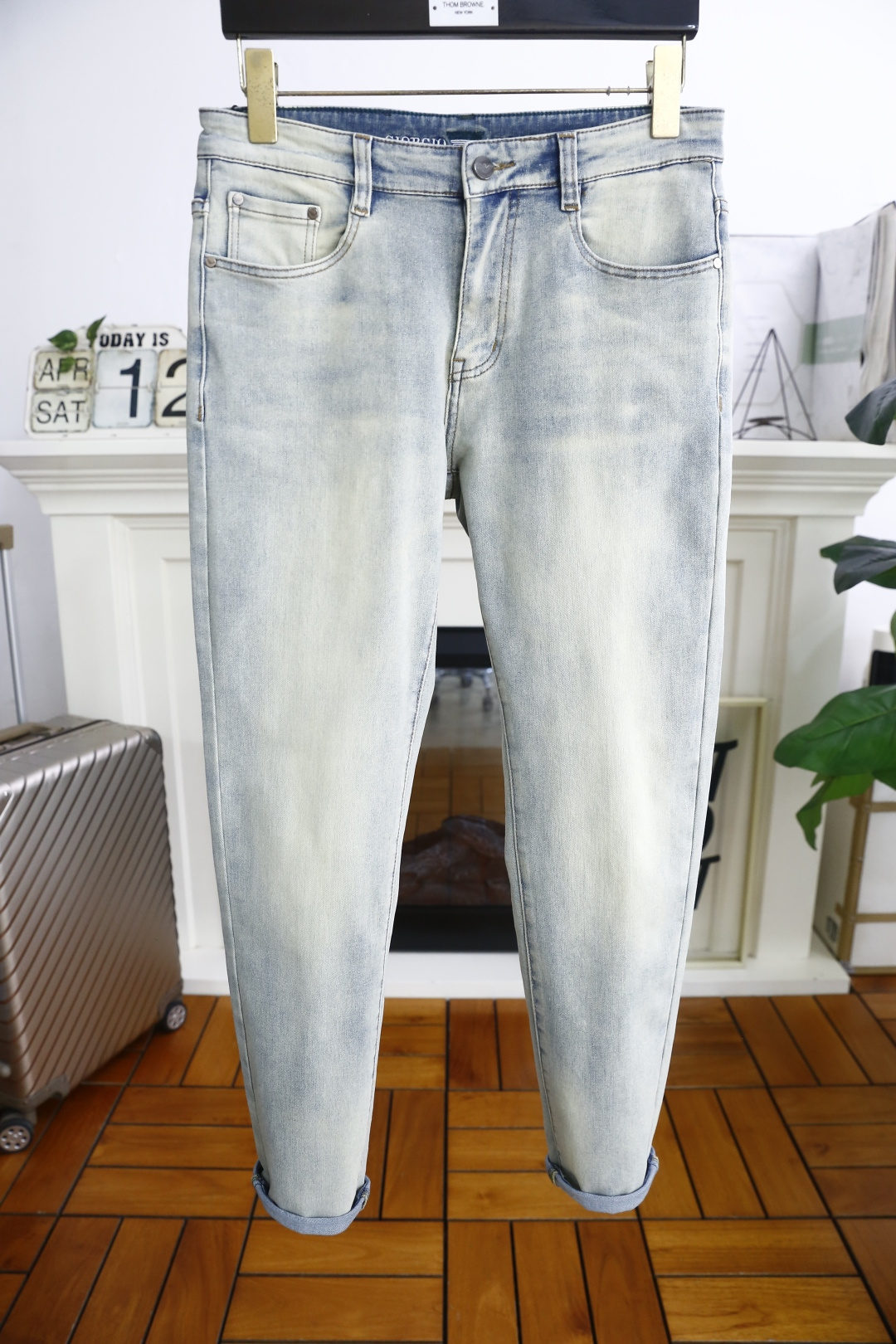 NO:140897,Ama*/Ar*ani. 25 spring and summer new original single high-end men's casual pants!  Luxury classic brand LOGO accessories, hot-selling models for overseas counters, very comfortable to wear, low-key and luxurious, very classy when worn, no need to say much about the trouser style and cutting. The upper body is exquisite and vivid, high-end and top-grade material. The selection of real palace-grade denim. High-end top-washed denim fabric, excellent quality, and heavy washing makes the pants very soft!  Not picky about people, the upper body is absolutely stylish and extremely luxurious. Counter size 29-38, 35/37!  Shipping the next day!  ,alexander wang19860909阿玛*/Ar*ani. 25春夏新品原单高端男士休闲裤！奢华经典品牌LOGO配饰 海外专柜热销款 身穿着非常舒适 低调不失奢华 穿出去非常有档次 裤型款式和裁剪亦无需多言 上身精致跃然高档一等一顶级质料 真正殿堂级的牛仔布选用 高档顶级洗水牛仔面料,品质卓然,经过重水洗使得裤子很柔软！不挑人 上身绝对的有型 极度奢华. 专柜尺码 29-38,有35/无37！隔天出货！,,alexander wang,Men's clothing
