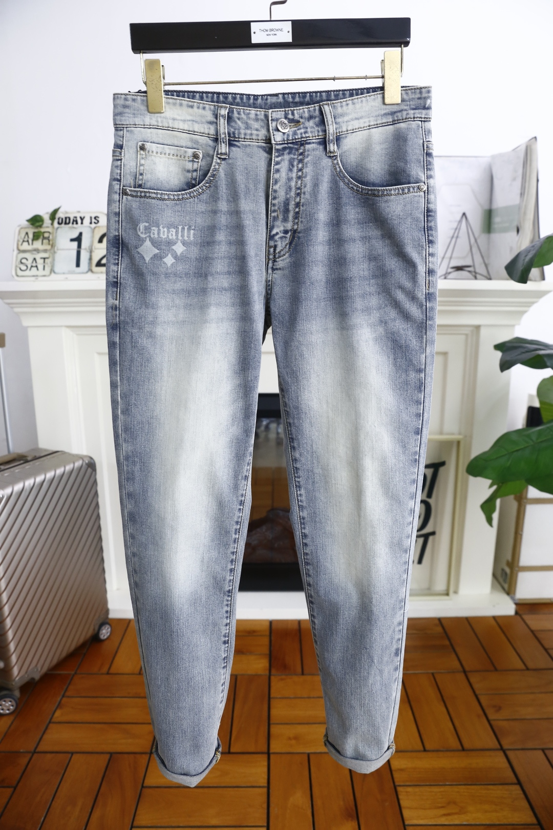 NO:140895,Kavali. The new spring and summer new product of men's classic versatile jeans in every season is ace-level hit, luxurious classic brand LOGO design!  It exists like a classic signature textbook!  A pair of pants with a very aesthetic tone, dominated by fabric and quality, continues the essence of normal design, with label elements perfectly embedded, which is a distinctive feature of identity and is quite distinctive!  Customer-supplied top-quality washing buffet fabrics, the fabric has first-class texture, slightly elastic, excellent scratchiness and boneiness, and the capable and neat cut, and the upper body effect is excellent!  A must-have artifact for trendy men!  Counter sizes 29-38, 35/37!  Shipping the next day!  , jeans,alexander wang19860909卡瓦丽. 25春夏新品男士经典百搭牛仔裤每一季的王牌级爆款担当,奢华经典品牌LOGO设计！俨然属于经典招牌教科书般存在！极具美学基调的一款裤子,以面料和品质为主导,延续了常态化的设计精髓,标签化元素完美嵌入,属于身份的特色彰显,辨识度颇为鲜明！客供进口顶级洗水牛仔面料,面料质地一流,略带弹力,挺刮度与筋骨感极好,干练利落的裁剪,上身效果极好！潮男必备神器！专柜尺码29-38,有35/无37！隔天出货！,,jeans,alexander wang,Men's clothing