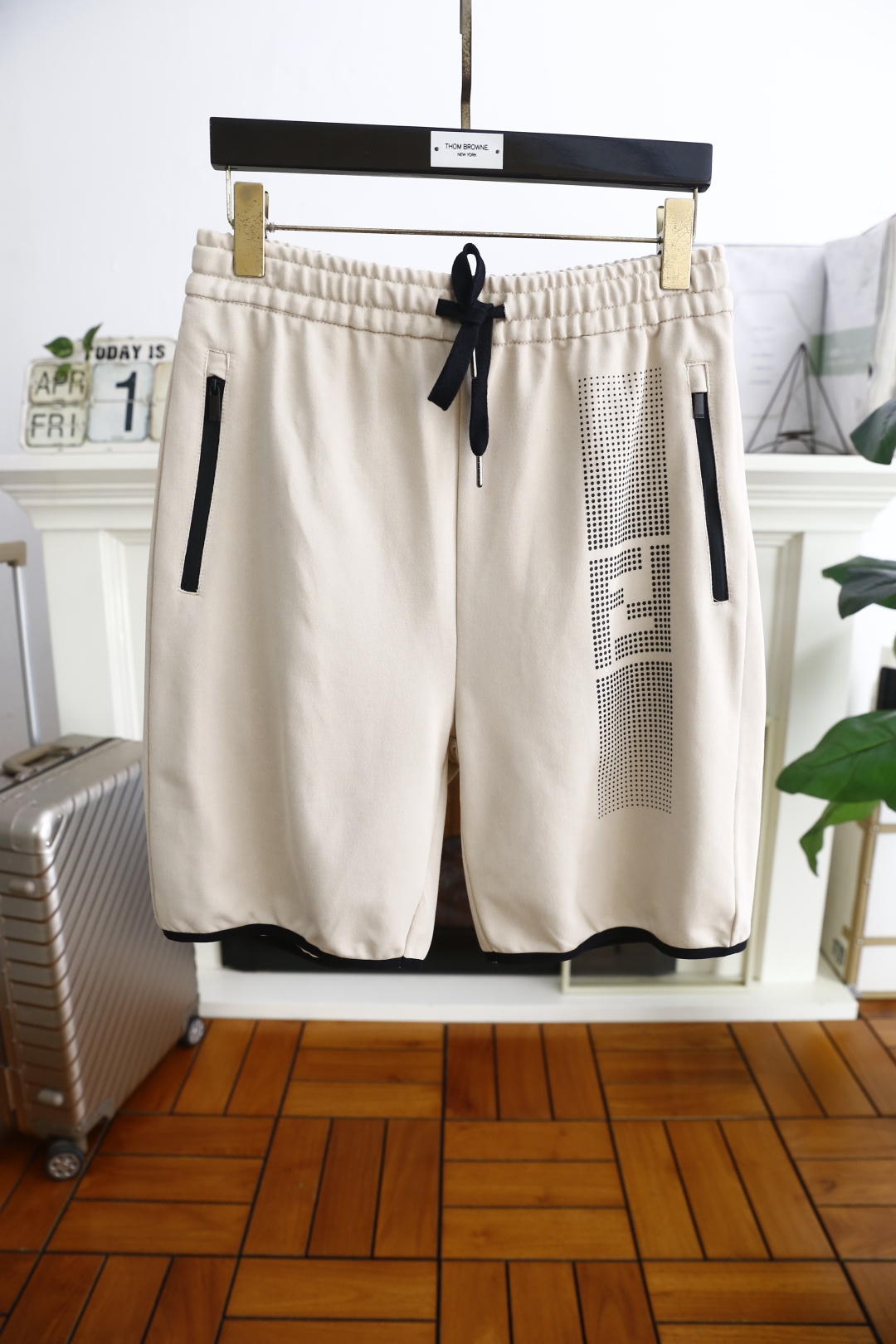 NO:140898,Fendi/Fe*di. New fashion casual shorts for men in summer!  Classic and versatile style, no too much decoration, main fabric and style, elastic waist, insert pockets on both sides of the luxury brand LOGO as the highlight of details. The fabric is made of top-quality comfortable fabric, moderate thickness, skin-friendly on the upper body, breathable, and has a good sense of crispness. Orders of the full quality!  Counter size S-XL, shipped the next day!  ,fendi,shorts,alexander wang19860909芬迪/Fe*di. 夏季男士新品时尚休闲短裤！经典百搭的款式 没有过多的装饰 主打面料与版型 松紧腰两侧插袋设计奢华品牌LOGO作为细节亮点 面料采用顶级舒适面料,厚度适中,上身亲肤 透气,能有很好的挺括感 全品相的订单！专柜尺码S-XL,隔天出货！,,fendi,shorts,alexander wang,Men's clothing