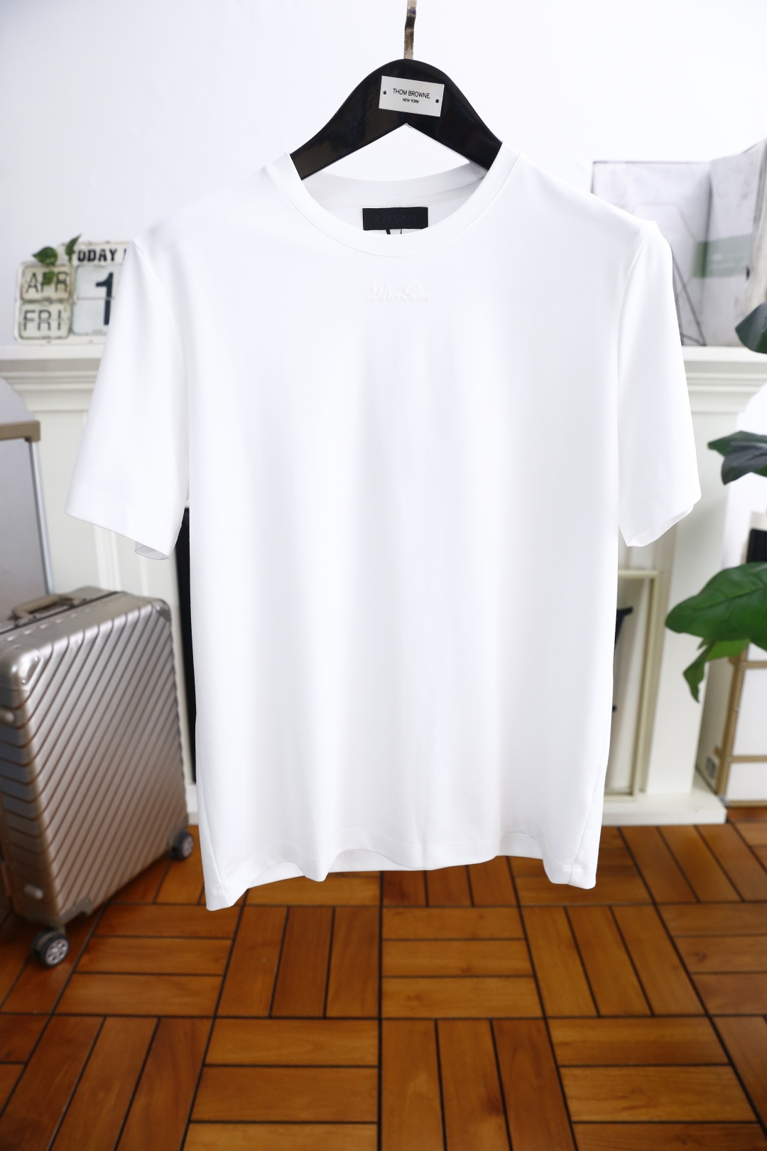 NO:140914,LP. New summer fashion round neck short sleeve high-end custom versatile style!  More practical, anyone can easily control it. It uses classic, comfortable and breathable jade cicada silk fabric craftsmanship. The luxury classic brand letter logo design is very high-end and those who understand goods must enter!  The style and tailoring are slim styles, which are very exquisite, showing aura and highlighting the exquisiteness of business men. This is the unique feature, the right slim fit, and the upper body effect is very good!  The counter size is 48-58, half a size!  Shipping the next day!  ,loro piana,T-shirt,alexander wang19860909LP. 夏季新品时尚圆领短袖高级定制百搭款式！更有实用感 任何人都可以轻松驾驭 采用经典舒适透气玉蝉丝面料工艺 奢华经典品牌字母logo设计,非常显档次懂货的必须入！版型剪裁属于修身款 非常精致,显气场,又会凸显商务男士的精致,这就是独到之处,恰到好处的修身,上身效果非常赞！专柜尺码48-58,偏小半码！隔天出货！,,loro piana,T-shirt,alexander wang,Men's clothing