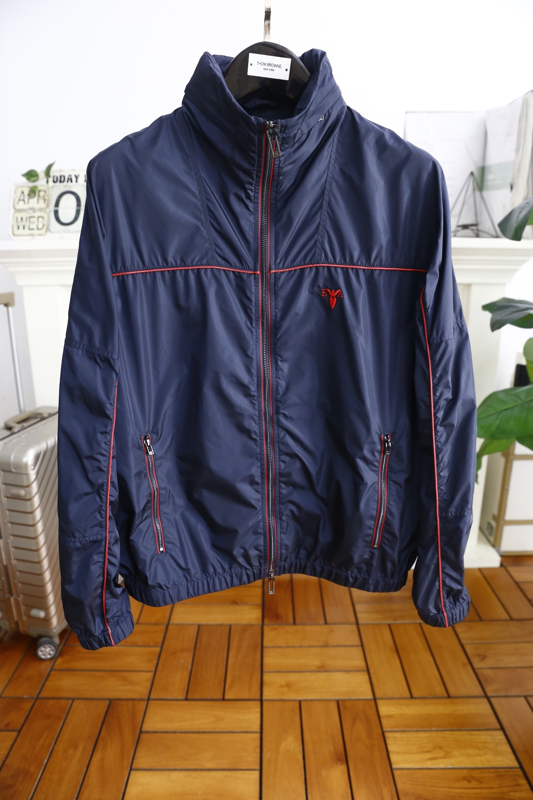 NO:140900,Ama*/Arm*ni. New products in spring and summer!  Fashionable men's stand-up collar zipper jacket!  Comfortable and versatile, extremely popular item!  Complete three standards!  The luxurious and classic brand letter LOGO on the chest is made of comfortable and breathable fabric and heavy material. The texture is very delicate, the details and craftsmanship are exquisite, and the auxiliary materials are all supplied by foreign merchants. It is a single item with extremely high shaping. The shape on the street is absolutely eye-catching, and it is an excellent equipment that can be selected from thousands of people!  Counter size M-2XL, shipped the next day!  ,,jackets & coats,alexander wang19860909阿玛*/Arm*ni. 春夏新品！时尚男士立领拉链夹克！舒适百搭,人气极高的一款单品！三标齐全！胸前奢华经典品牌字母LOGO搭配采用舒适透气面料高克重材质,质感非常细腻,细节工艺精湛考究,辅料皆为外商客供,塑造性极高的一款单品,出街造型绝对招眼吸睛,万里挑一的绝佳装备！专柜尺码M-2XL,隔天出货！,,jackets & coats,alexander wang,Men's clothing