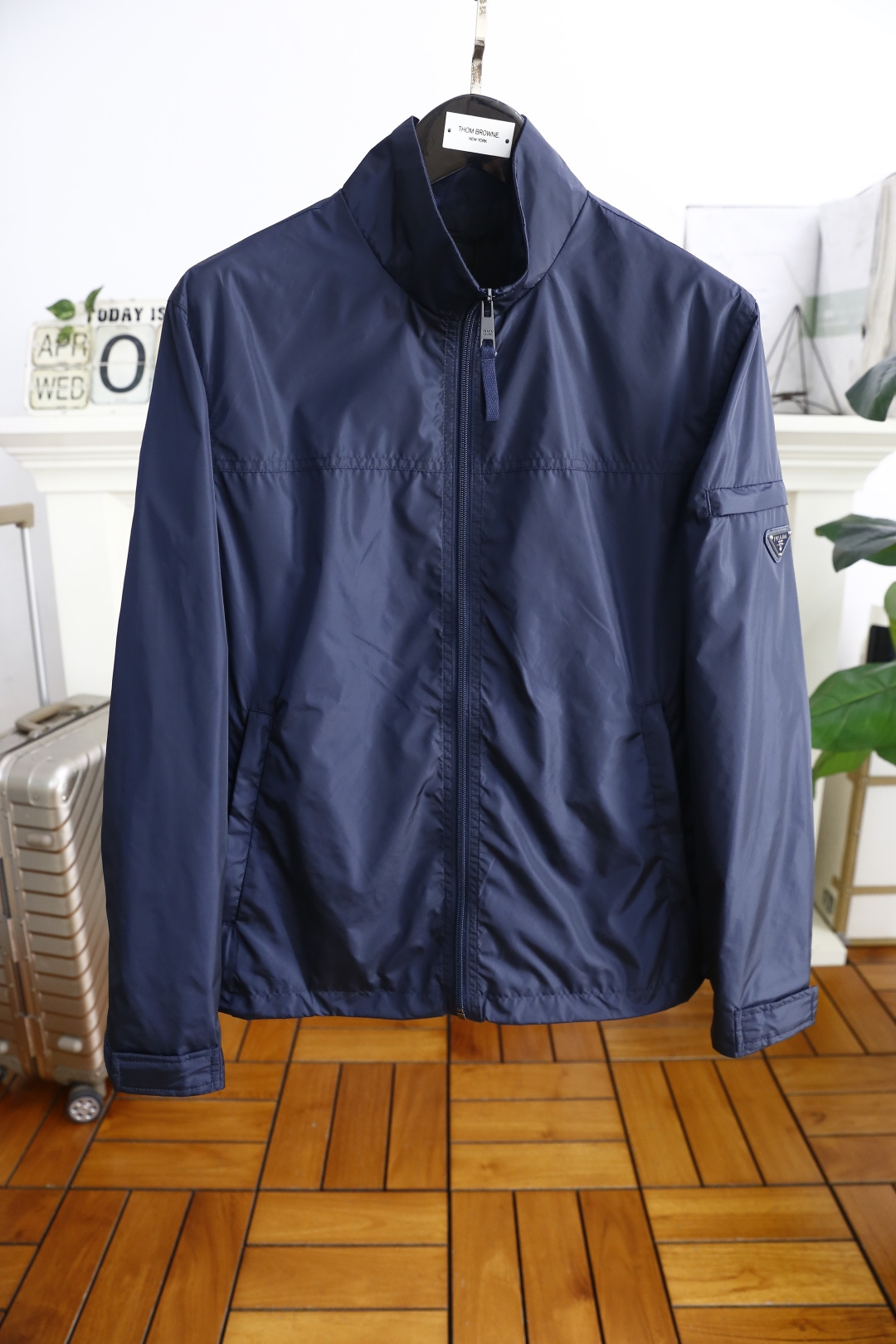 NO:140902,Pula*/Pr*da. New products in spring and summer!  Fashionable men's stand-up collar zipper jacket!  Comfortable and versatile, extremely popular item!  Complete three standards!  The luxury classic brand letter LOGO is paired with comfortable and breathable fabric and high-weight material. It has a very delicate texture and exquisite detailing and exquisite craftsmanship. The auxiliary materials are all supplied by foreign merchants. It is a single item with extremely high shaping. The shape on the street is absolutely eye-catching, and it is an excellent equipment that can be selected from thousands of people!  Counter size M-2XL, shipped the next day!  ,,prada,jackets & coats,alexander wang19860909普拉*/Pr*da. 春夏新品！时尚男士立领拉链夹克！舒适百搭,人气极高的一款单品！三标齐全！奢华经典品牌字母LOGO搭配采用舒适透气面料高克重材质,质感非常细腻,细节工艺精湛考究,辅料皆为外商客供,塑造性极高的一款单品,出街造型绝对招眼吸睛,万里挑一的绝佳装备！专柜尺码M-2XL,隔天出货！,,prada,jackets & coats,alexander wang,Men's clothing